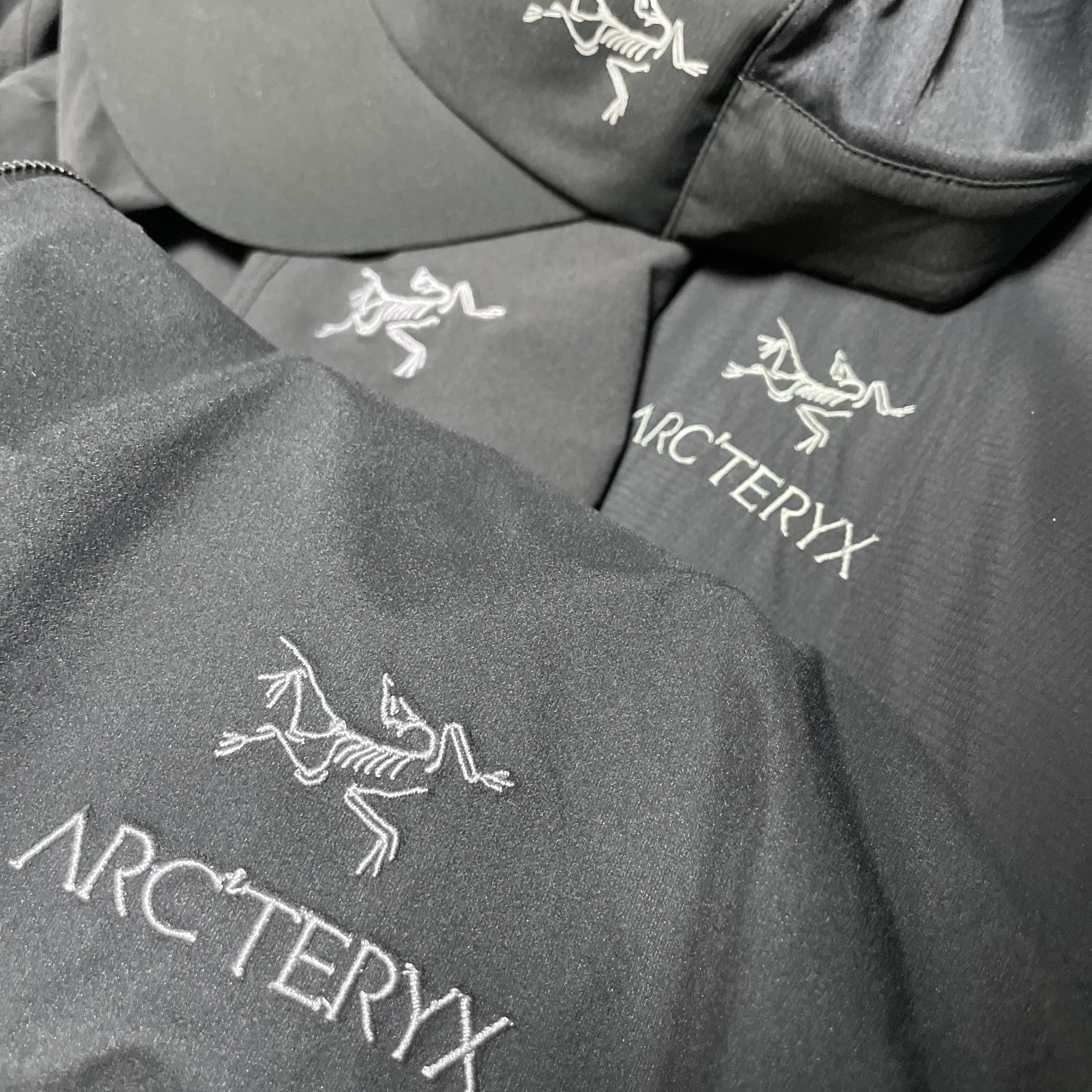 Arc'teryx Beta Jacket Black, Arc'teryx Atom LT Hoody Black 착용 스타일