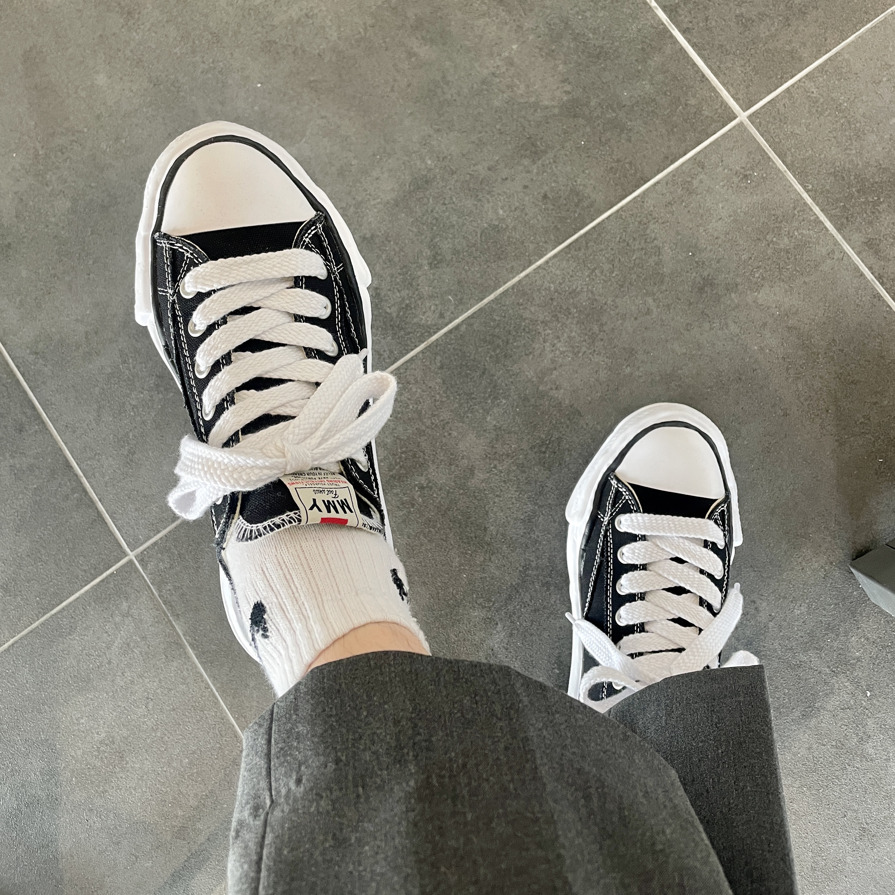 Maison Mihara Yasuhiro Peterson OG Sole Canvas Low Sneakers Black 착용 스타일 - 1