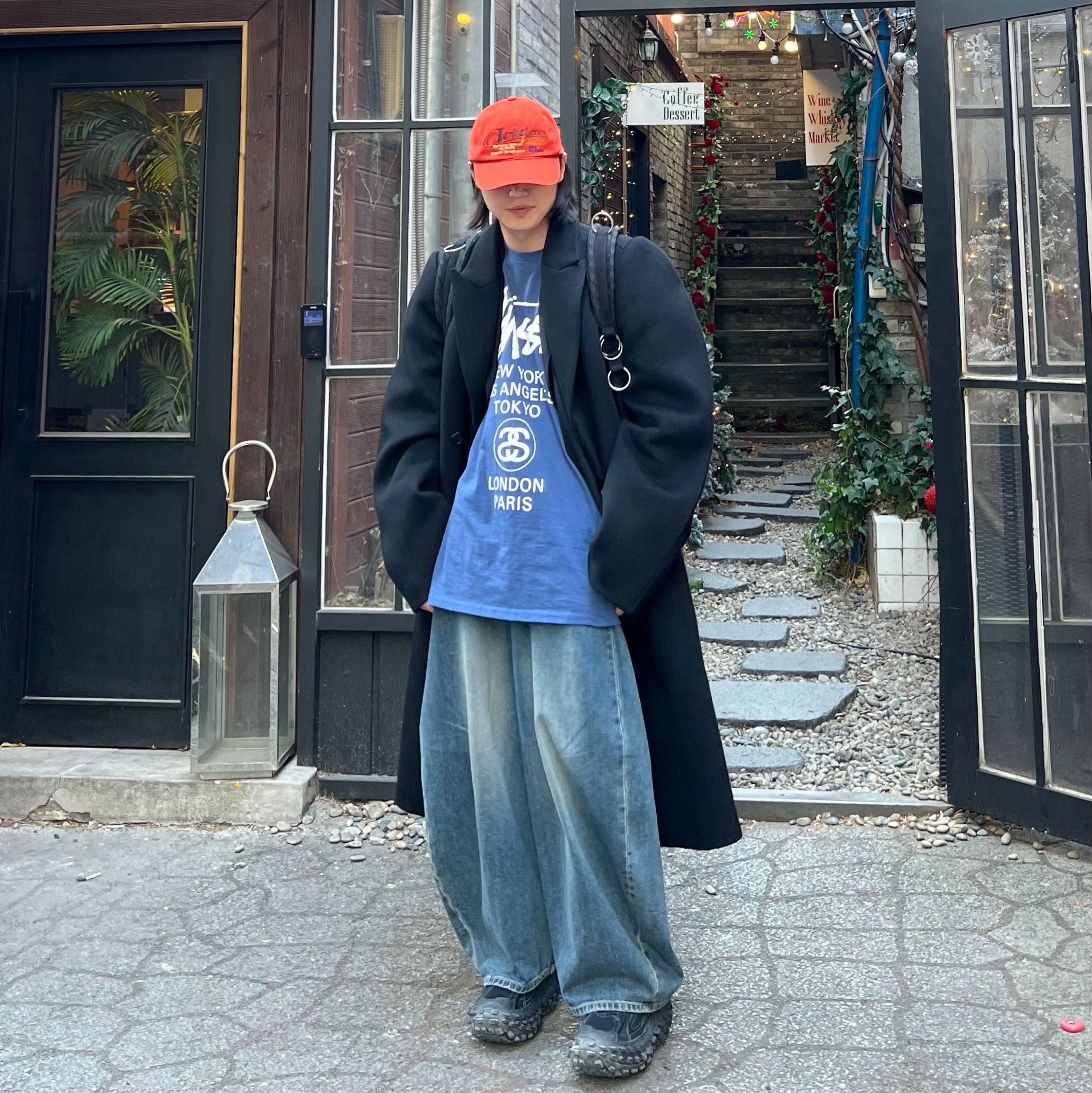 Stussy World Tour LS T-Shirt Midnight, Balenciaga Defender Sneakers Black 착용 스타일 - 1