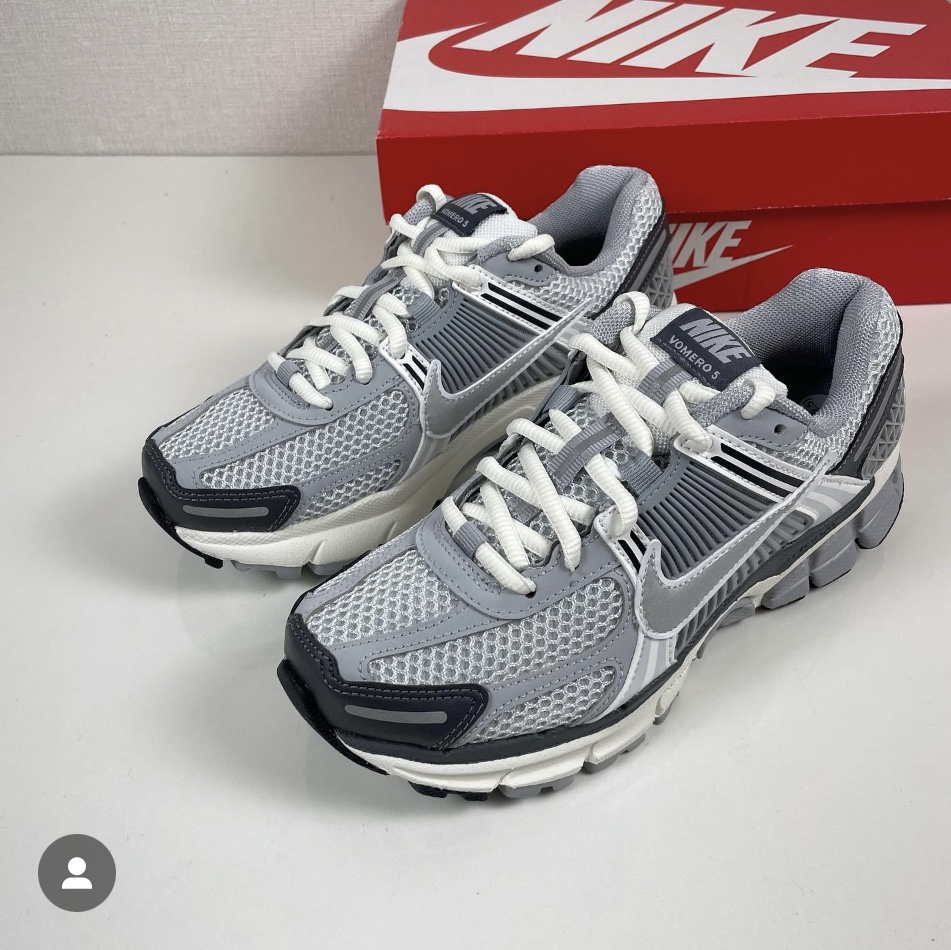 (W) Nike Zoom Vomero 5 Pure Platinum Metallic Silver 착용 스타일