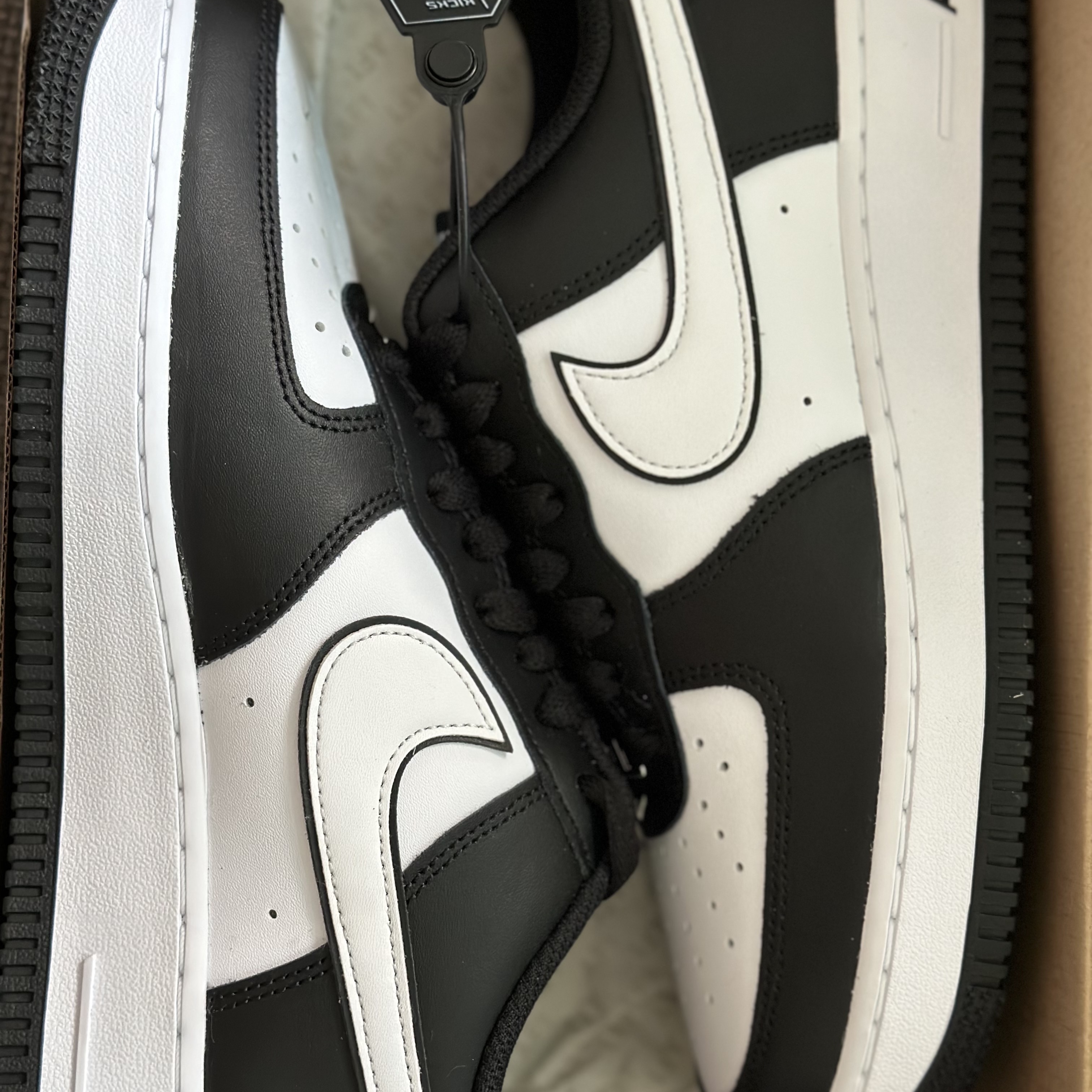 Nike Air Force 1 '07 Black White 착용 스타일