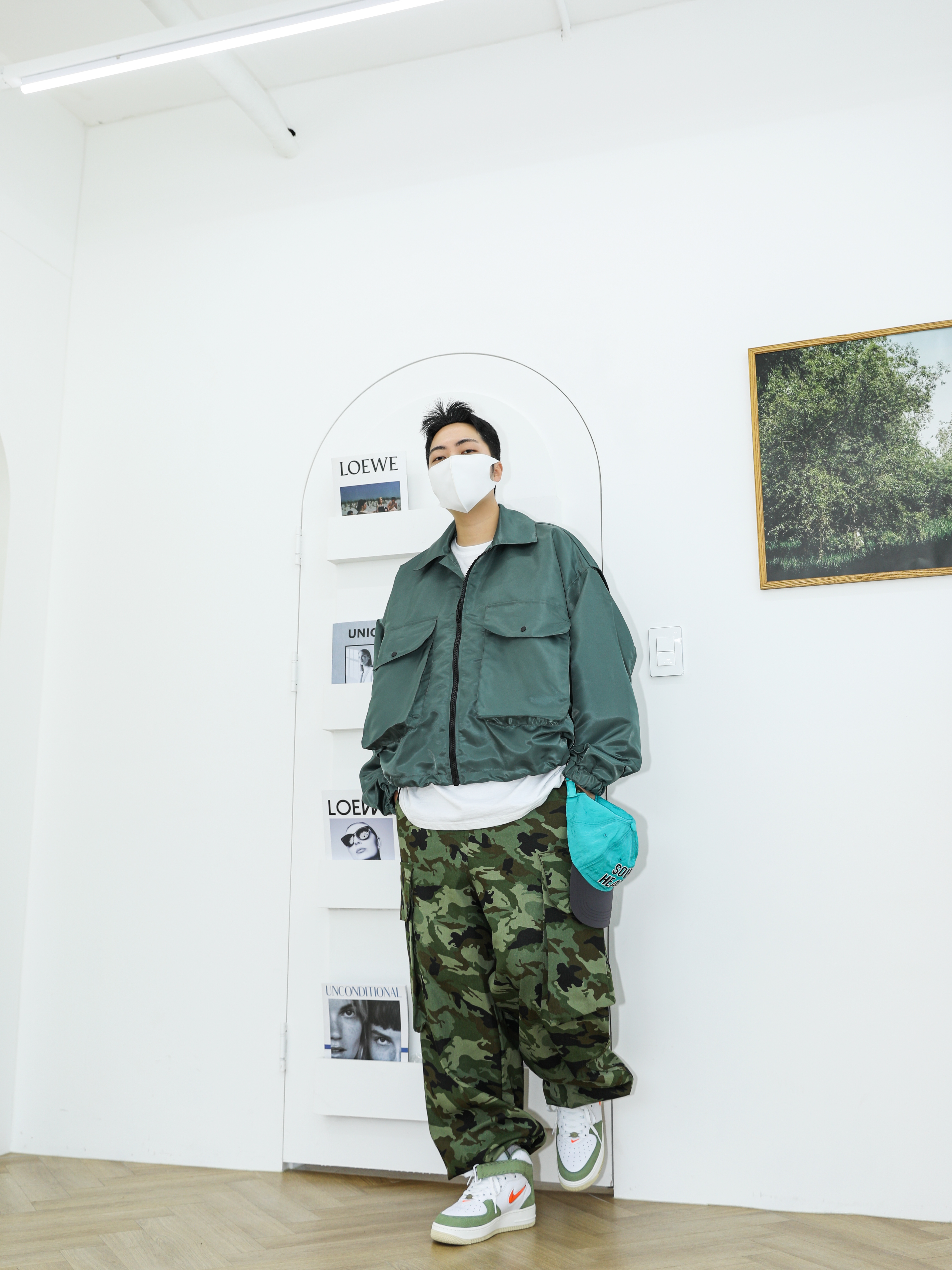 Nike Air Force 1 Mid '07 QS Olive Green and Total Orange 착용 스타일 - 1