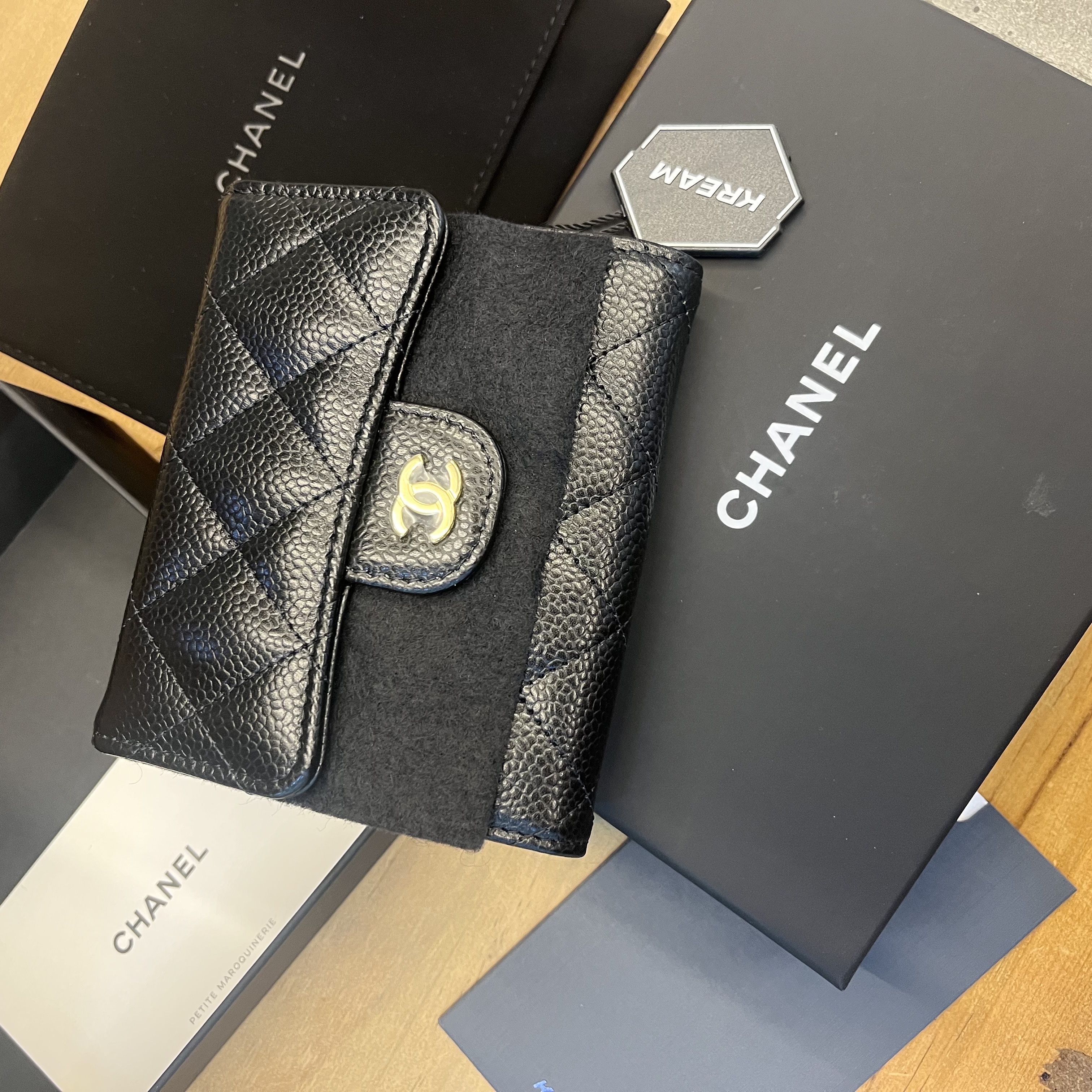 Chanel Small Classic Flap Wallet Grained Calfskin & Gold Black 착용 스타일