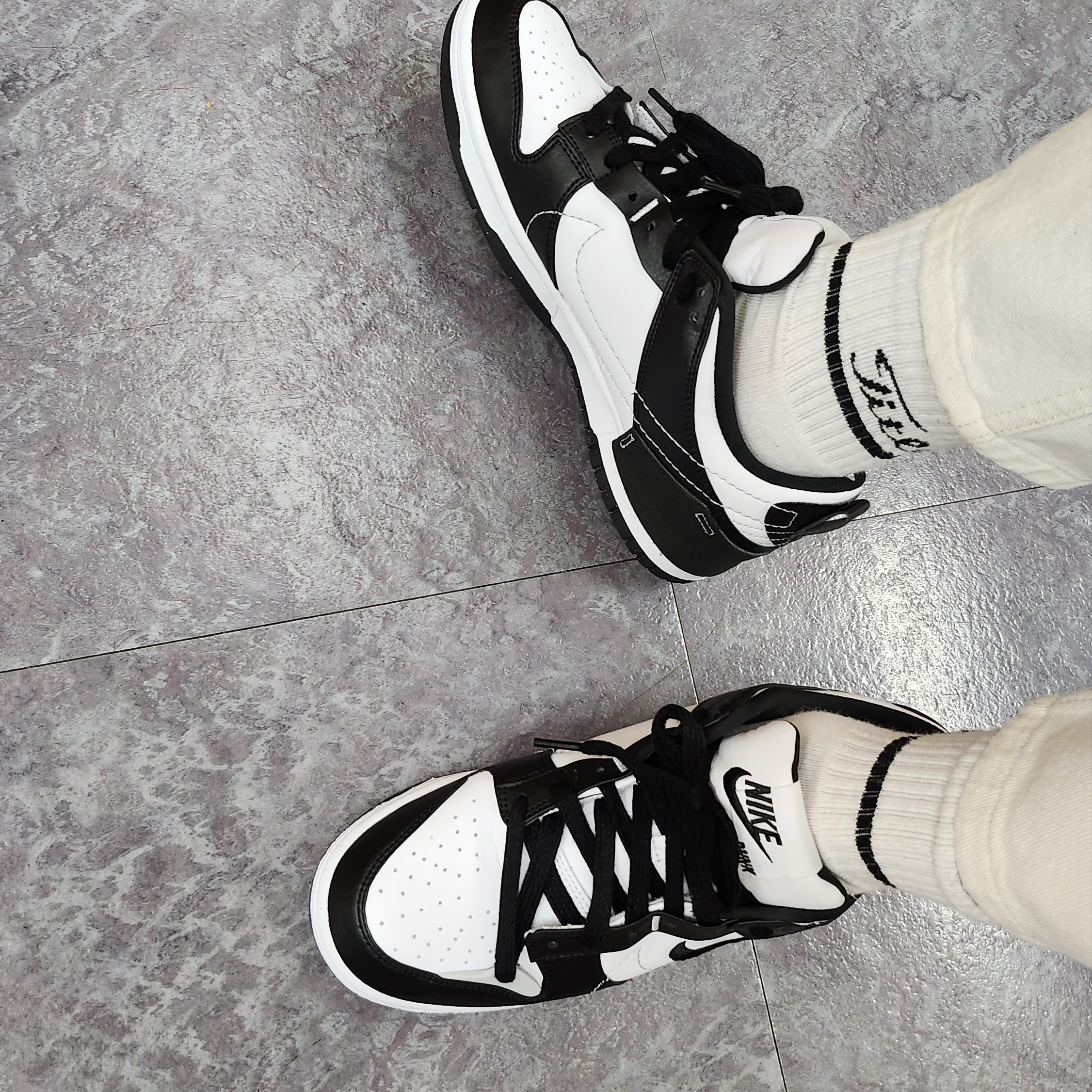 (W) Nike Dunk Low Disrupt 2 Black White 착용 스타일 - 1