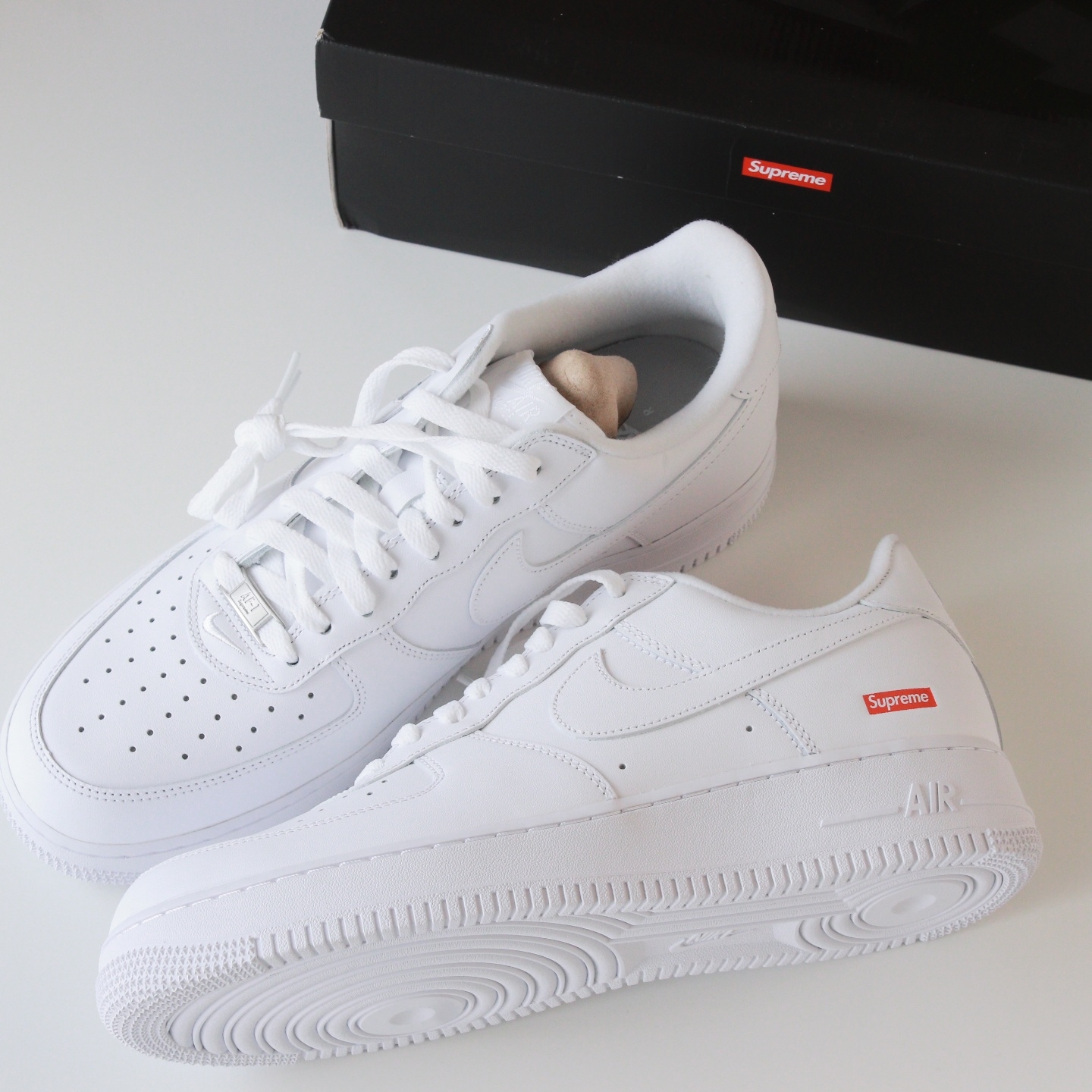 Nike x Supreme Air Force 1 Low White 착용 스타일 - 1