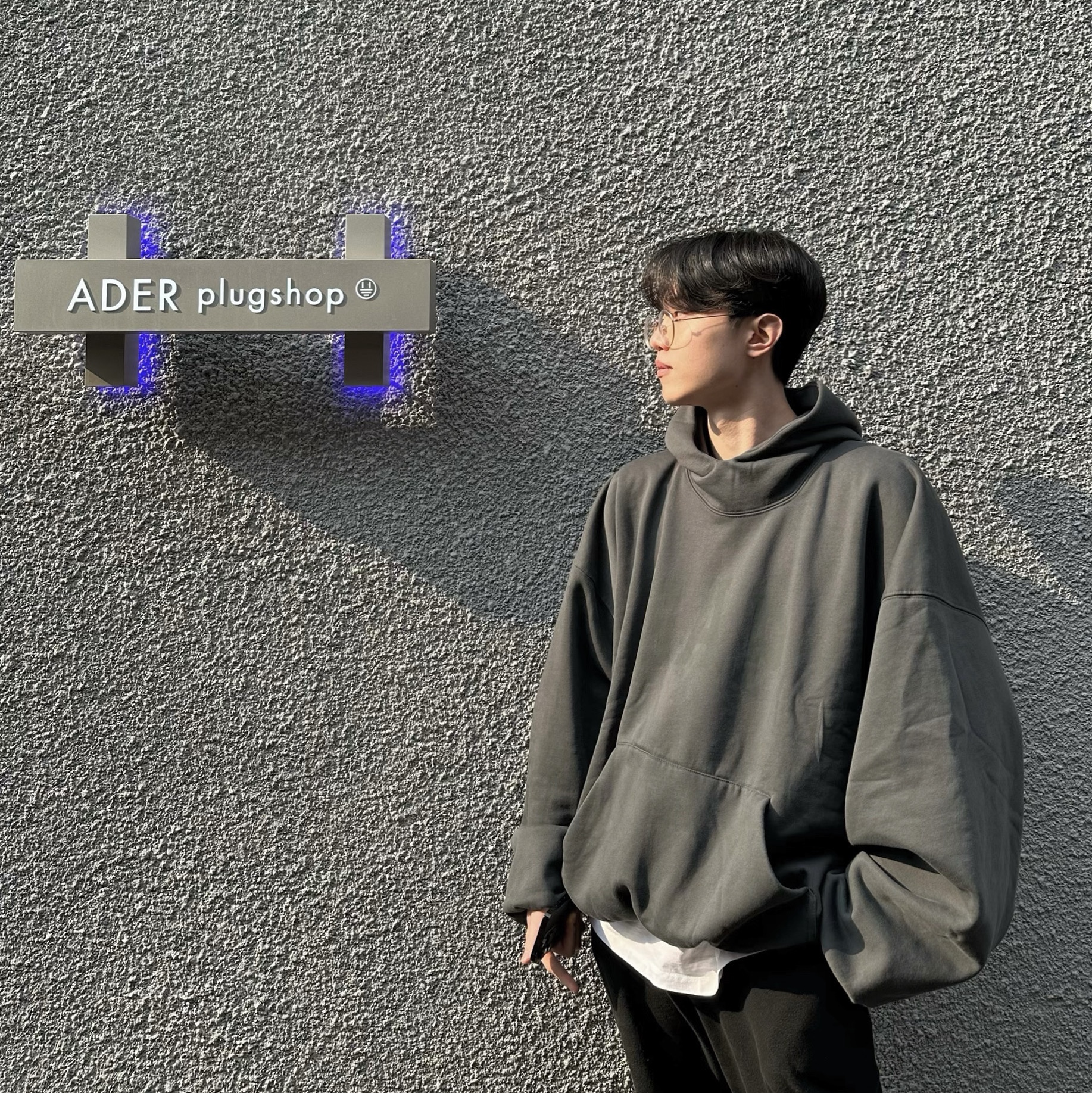 Yeezy Gap Engineered By Balenciaga Dove Hoodie Black 착용 스타일