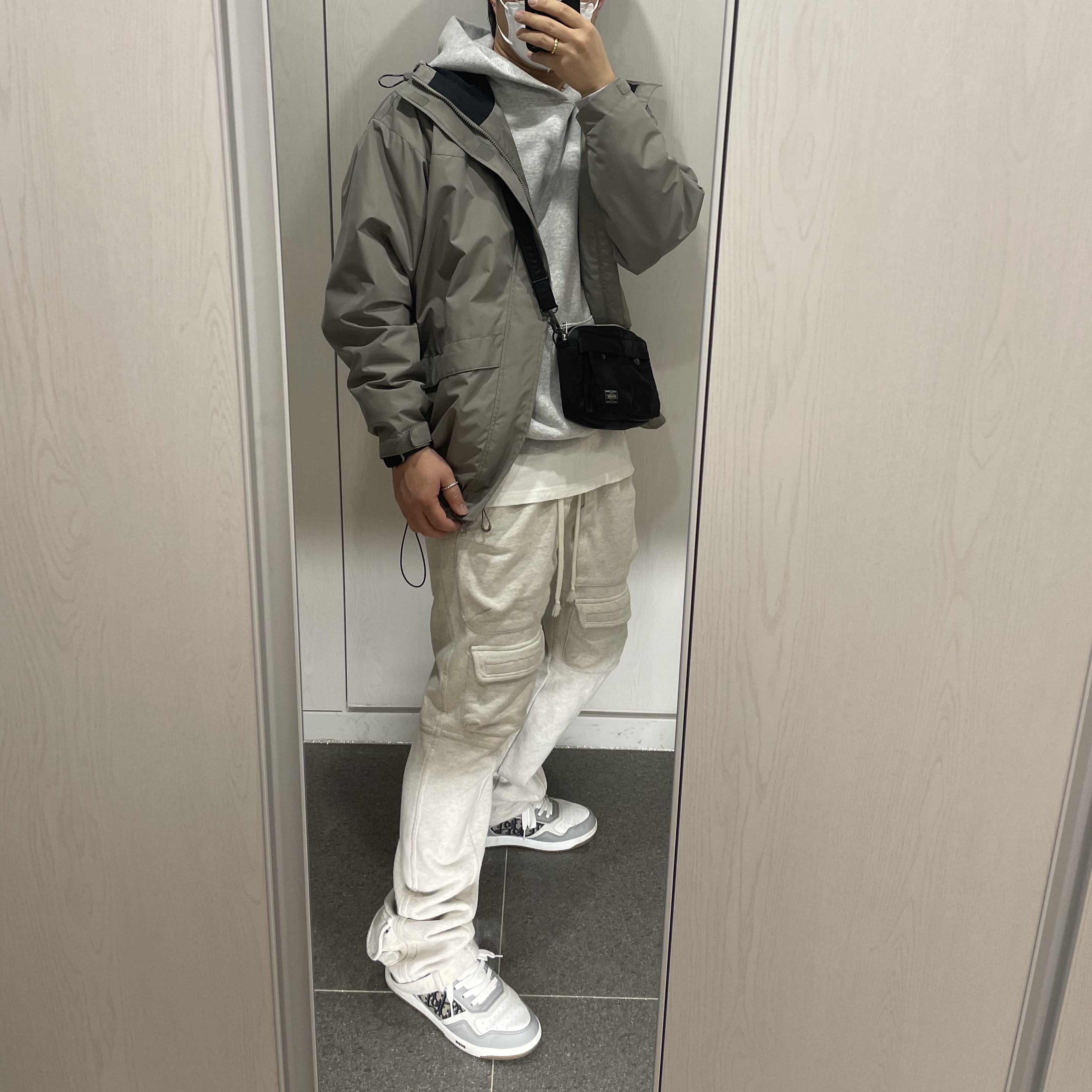 Dior B27 Low-Top Sneakers Gray, Porter Tanker Shoulder Bag Black 착용 스타일