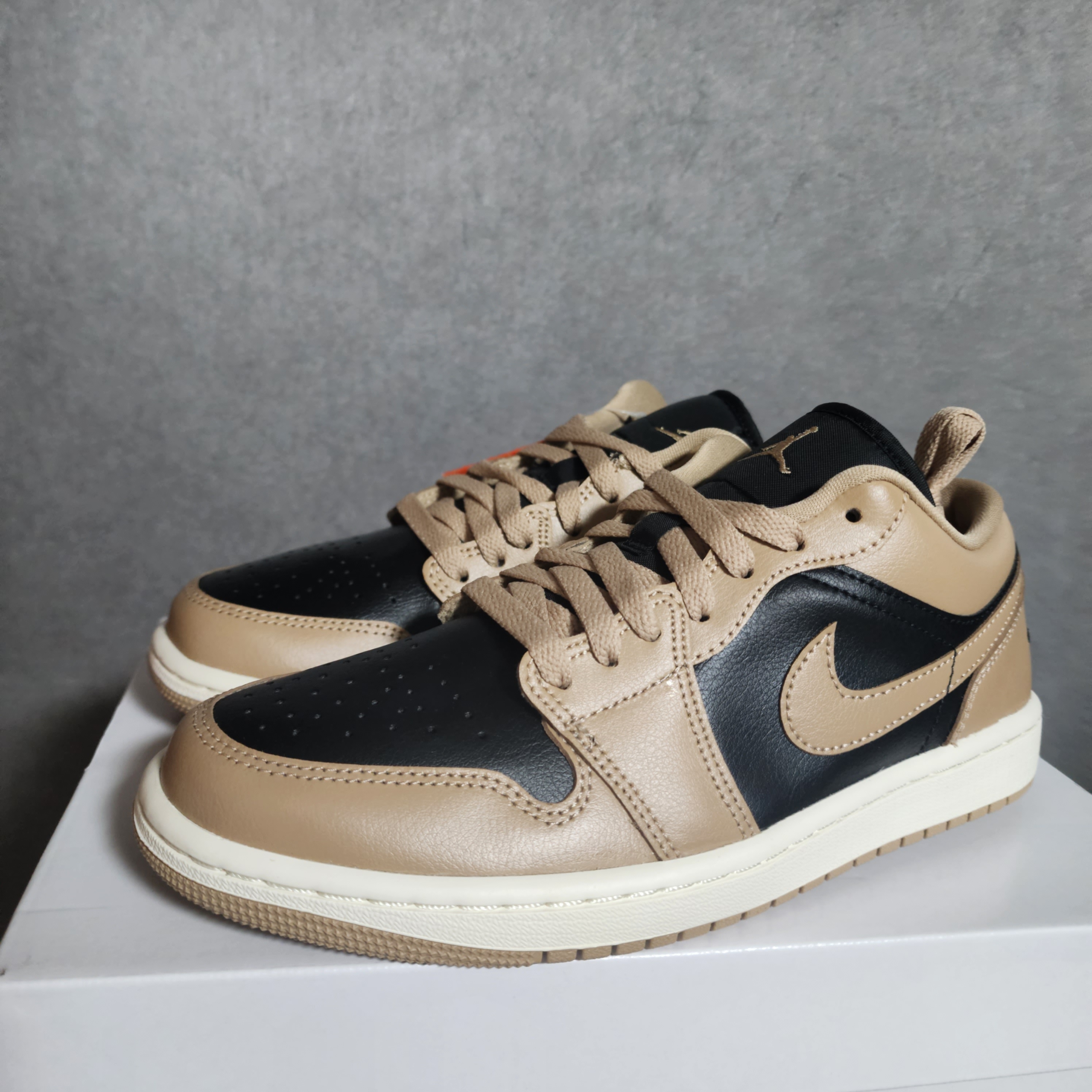 (W) Jordan 1 Low Desert Sail 착용 스타일 - 1