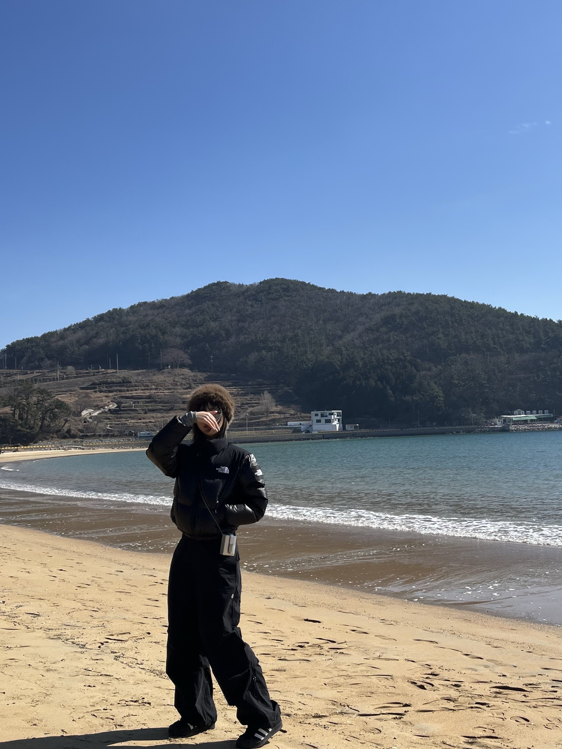 (W) The North Face White Label Novelty Nuptse Down Jacket Black, Adidas Superstar Core Black White 착용 스타일 - 3