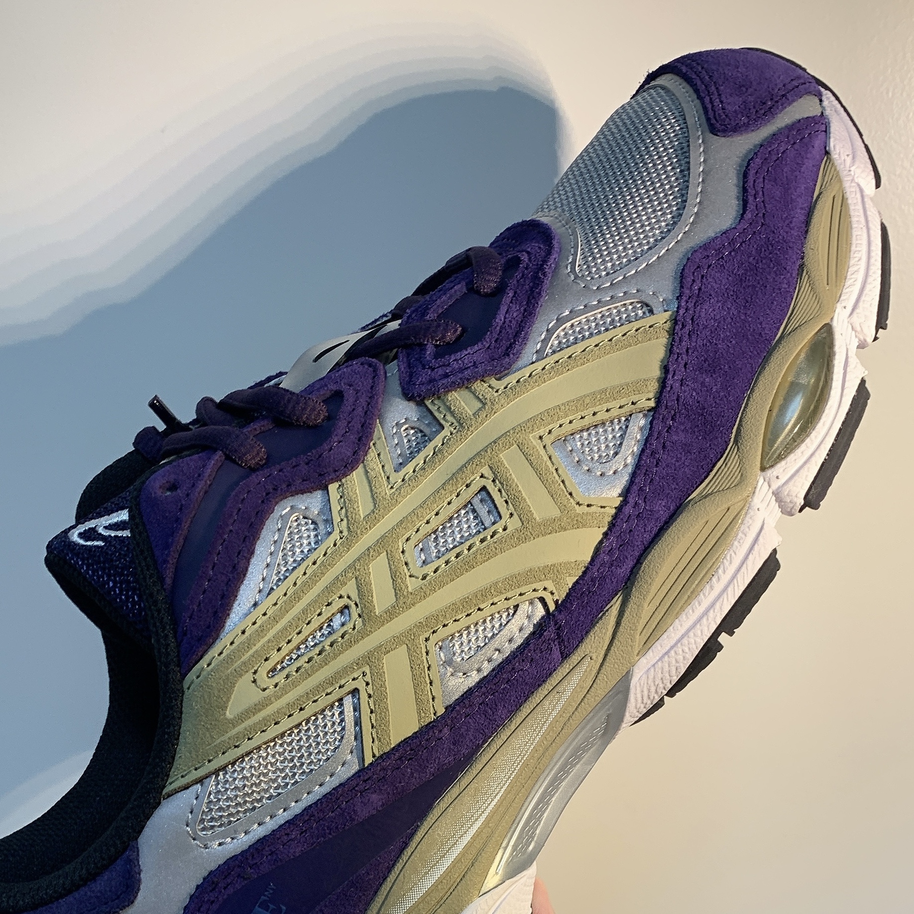 Asics x Awake NY Gel-NYC Pure Silver Gothic Grape 착용 스타일 - 1