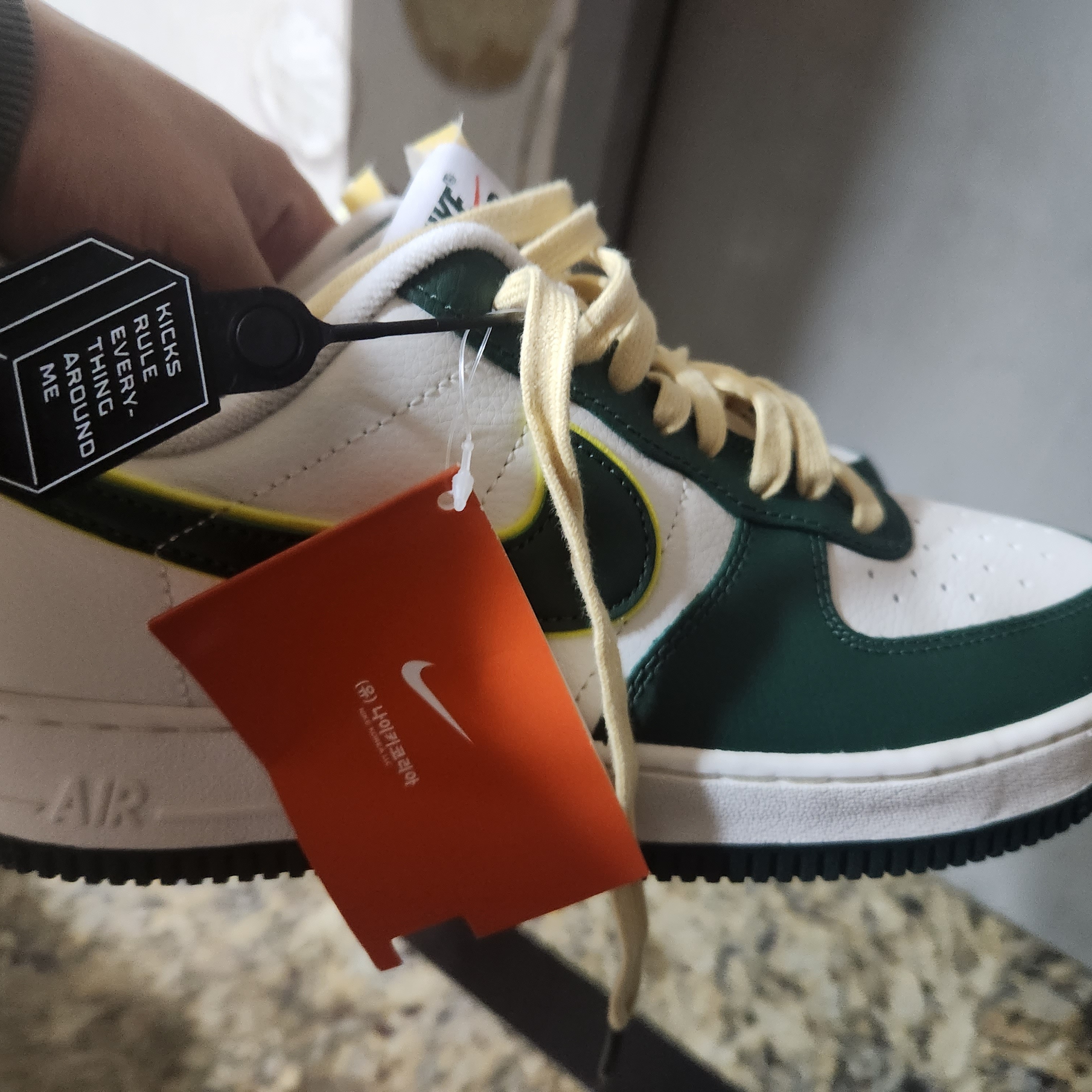 Nike Air Force 1 '07 LV8 Sail Noble Green 착용 스타일 - 1