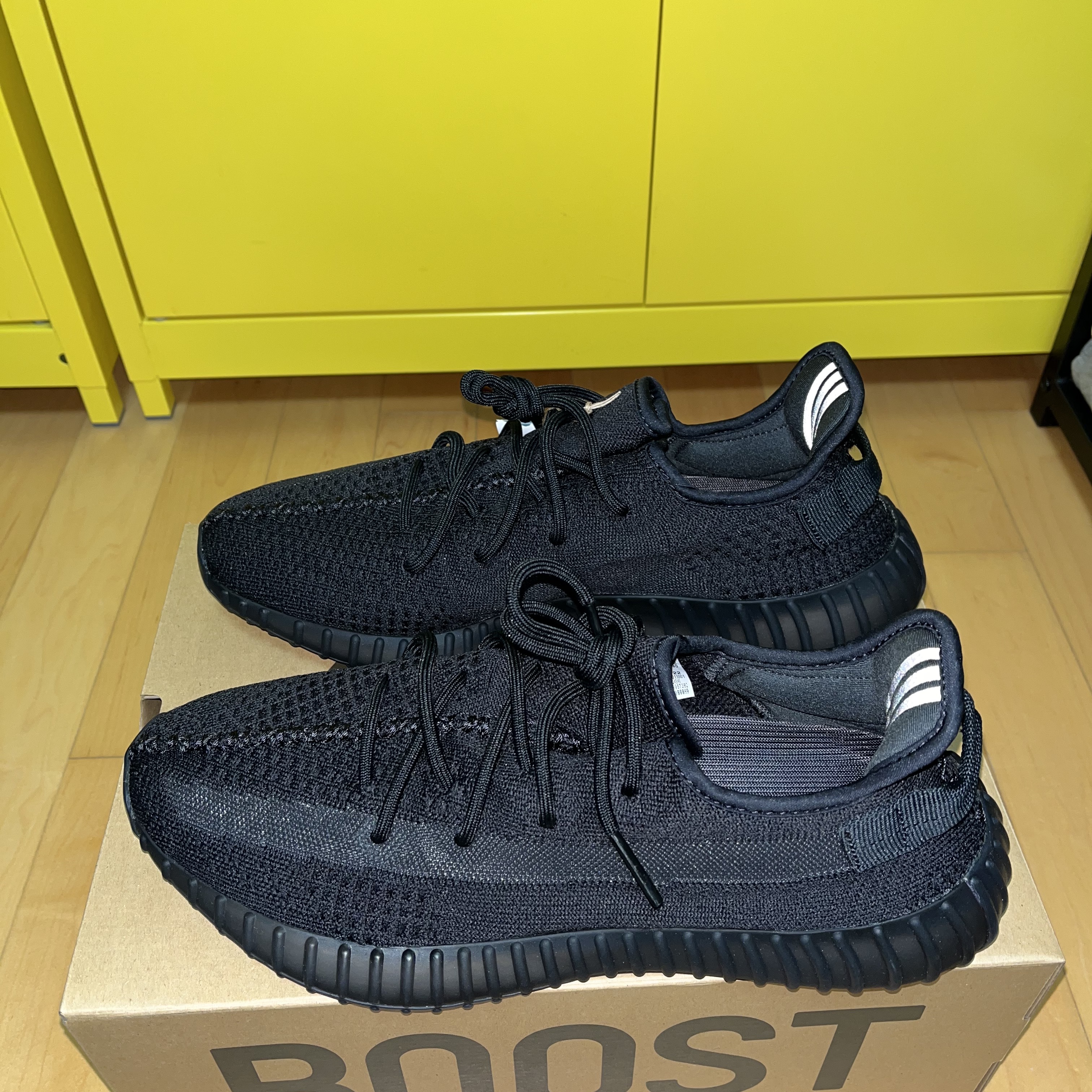 Adidas Yeezy Boost 350 V2 Onyx 착용 스타일 - 1