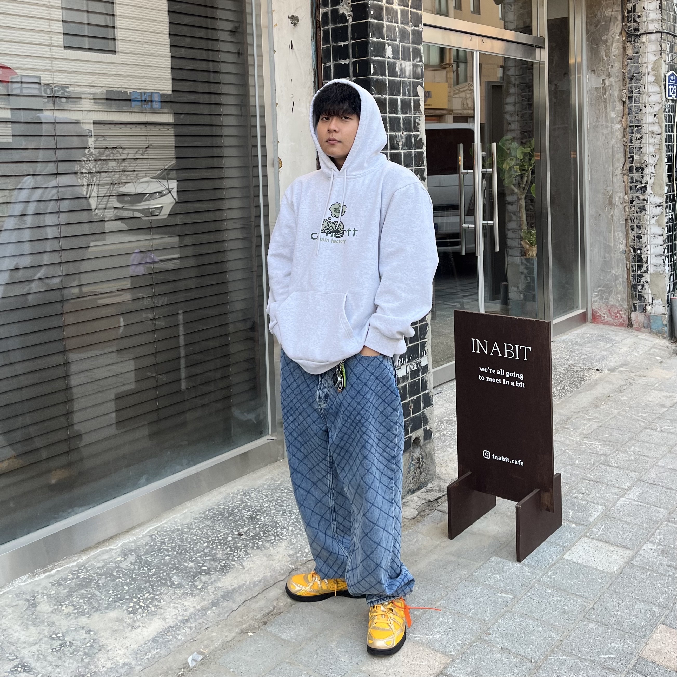 Nike x Off-White Air Rubber Dunk University Gold 착용 스타일 - 1