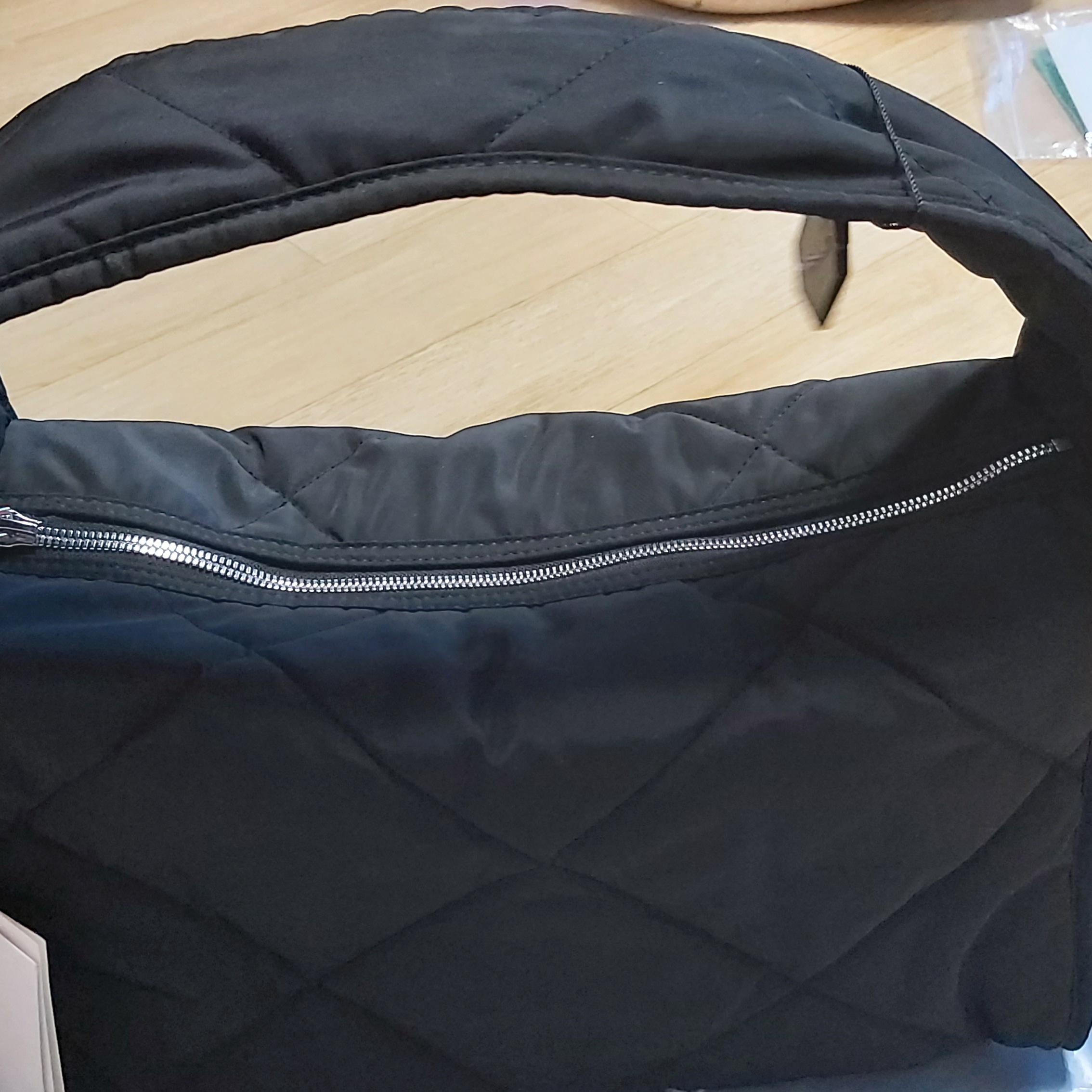 COS Diamond Quilted Hand Bag Black 착용 스타일