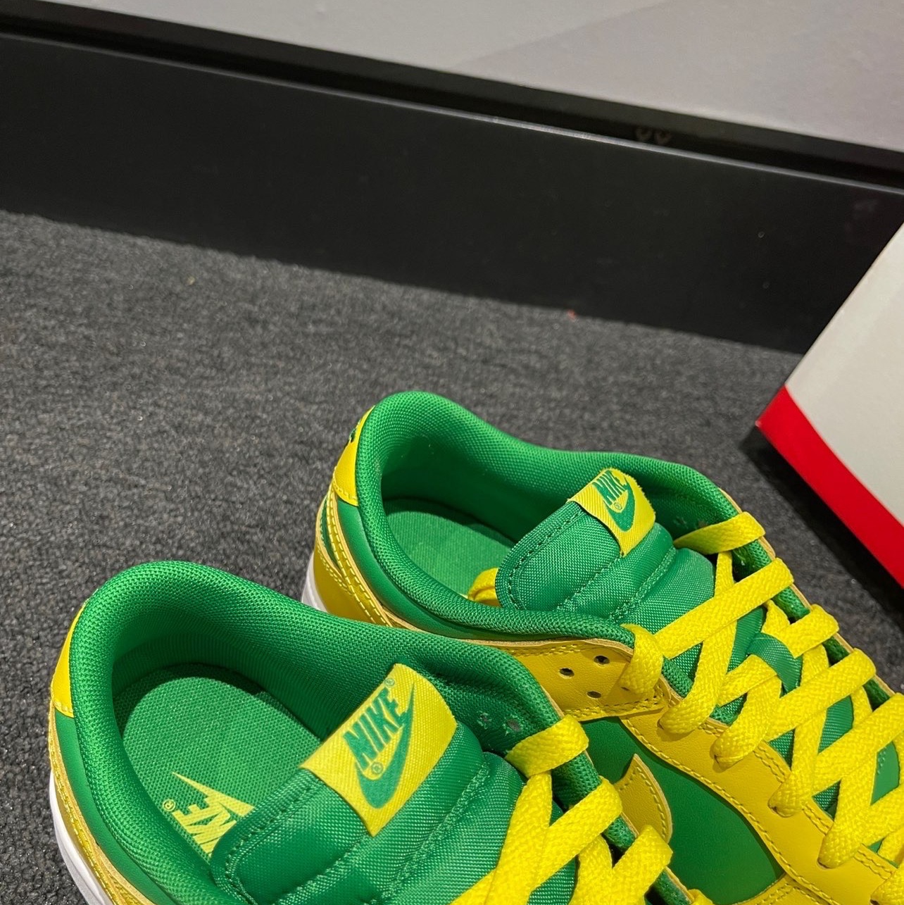 Nike Dunk Low Apple Green and Yellow Strike 착용 스타일 - 3