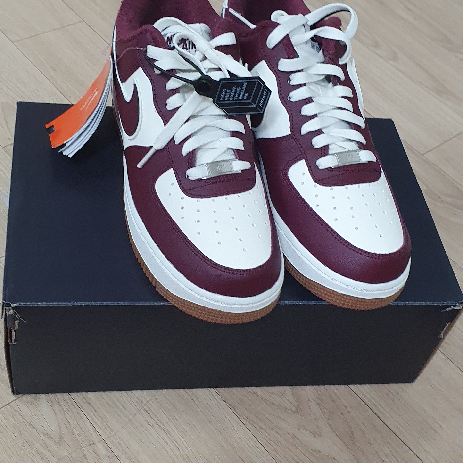 Nike Air Force 1 '07 LV8 Night Maroon 착용 스타일 - 1