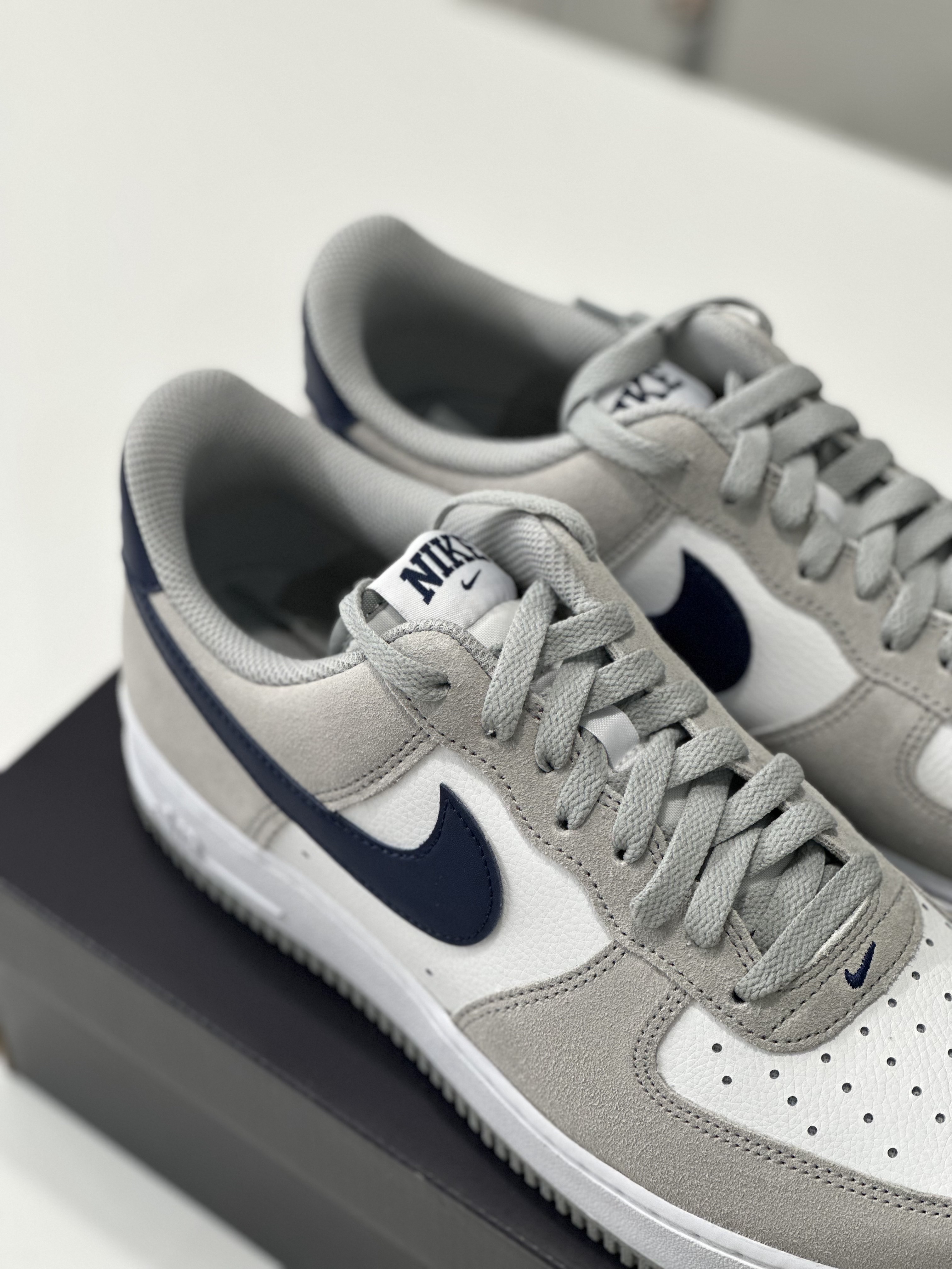 Nike Air Force 1 '07 Light Smoke Grey Midnight Navy 착용 스타일