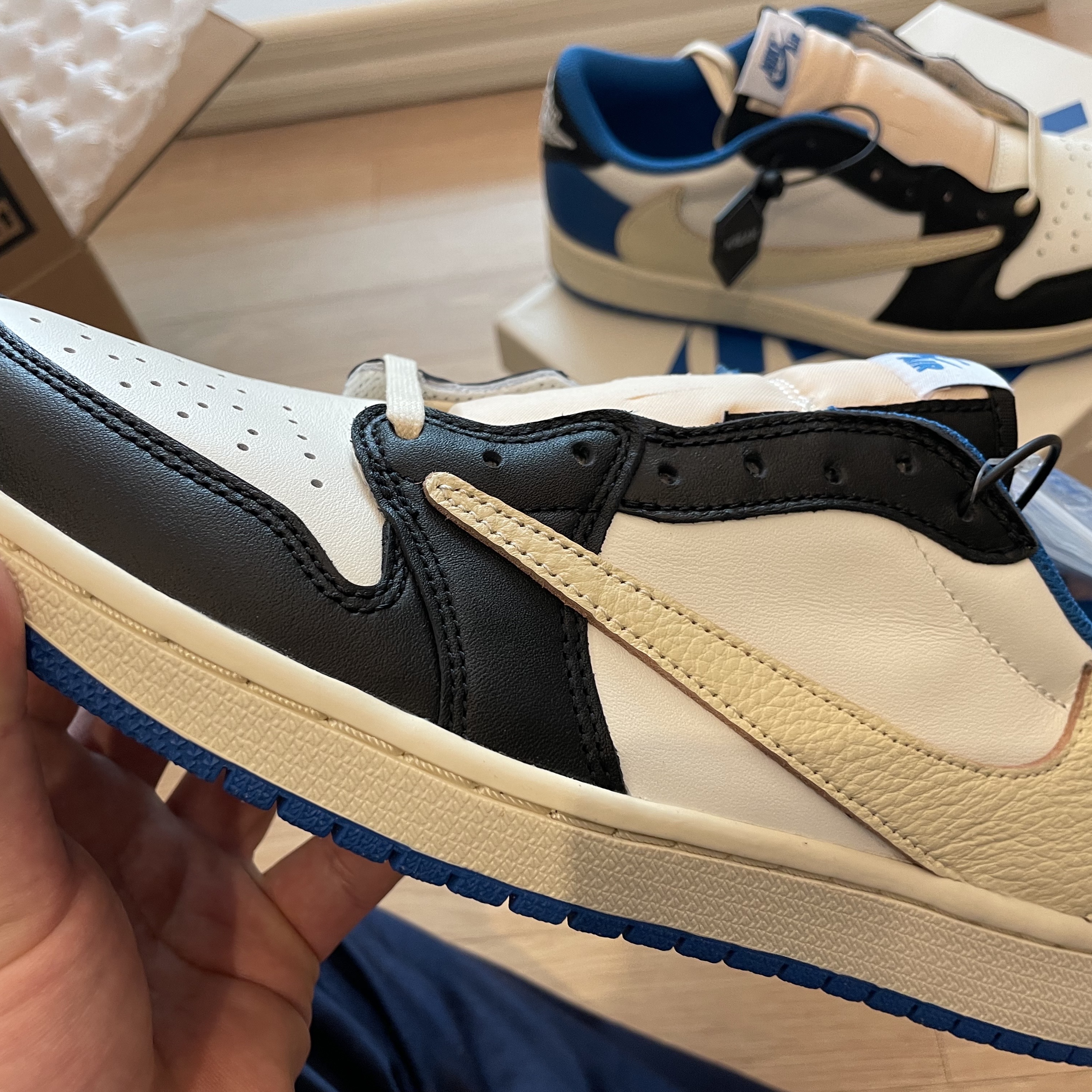 Jordan 1 x Travis Scott x Fragment Retro Low OG SP Military Blue 착용 스타일 - 2