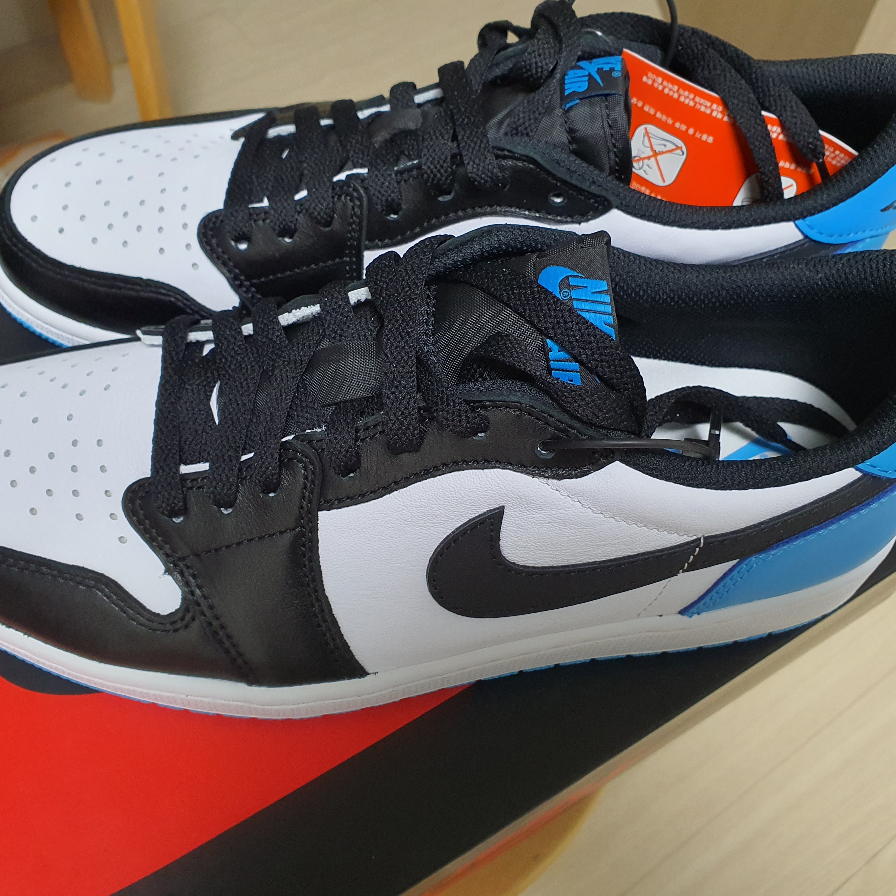 Jordan 1 Retro Low OG Black and Dark Powder Blue 착용 스타일
