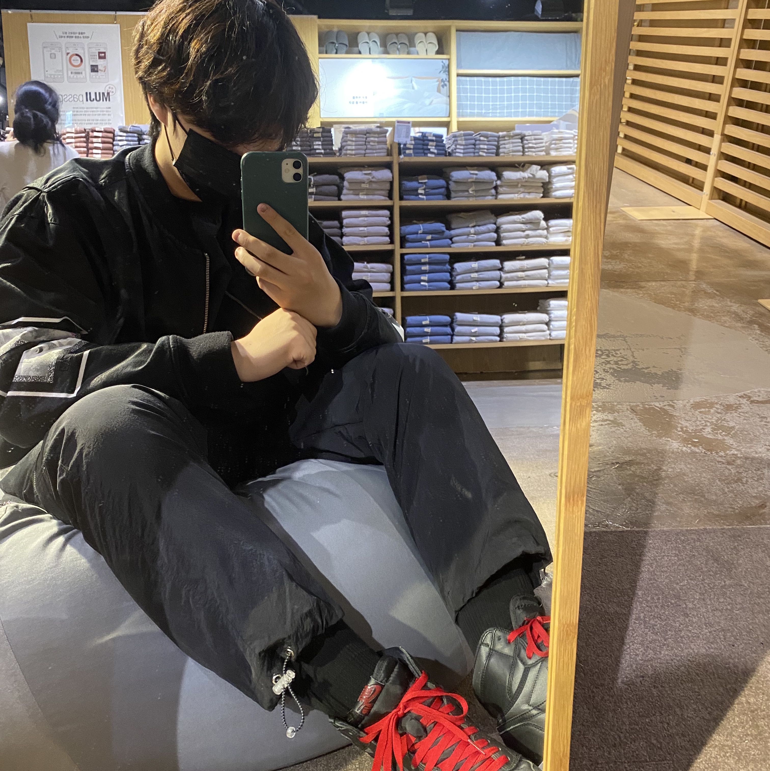 Jordan 1 Retro High OG Black Gym Red Black, Jordan 1 Retro Low OG Black and Dark Powder Blue 착용 스타일 - 1