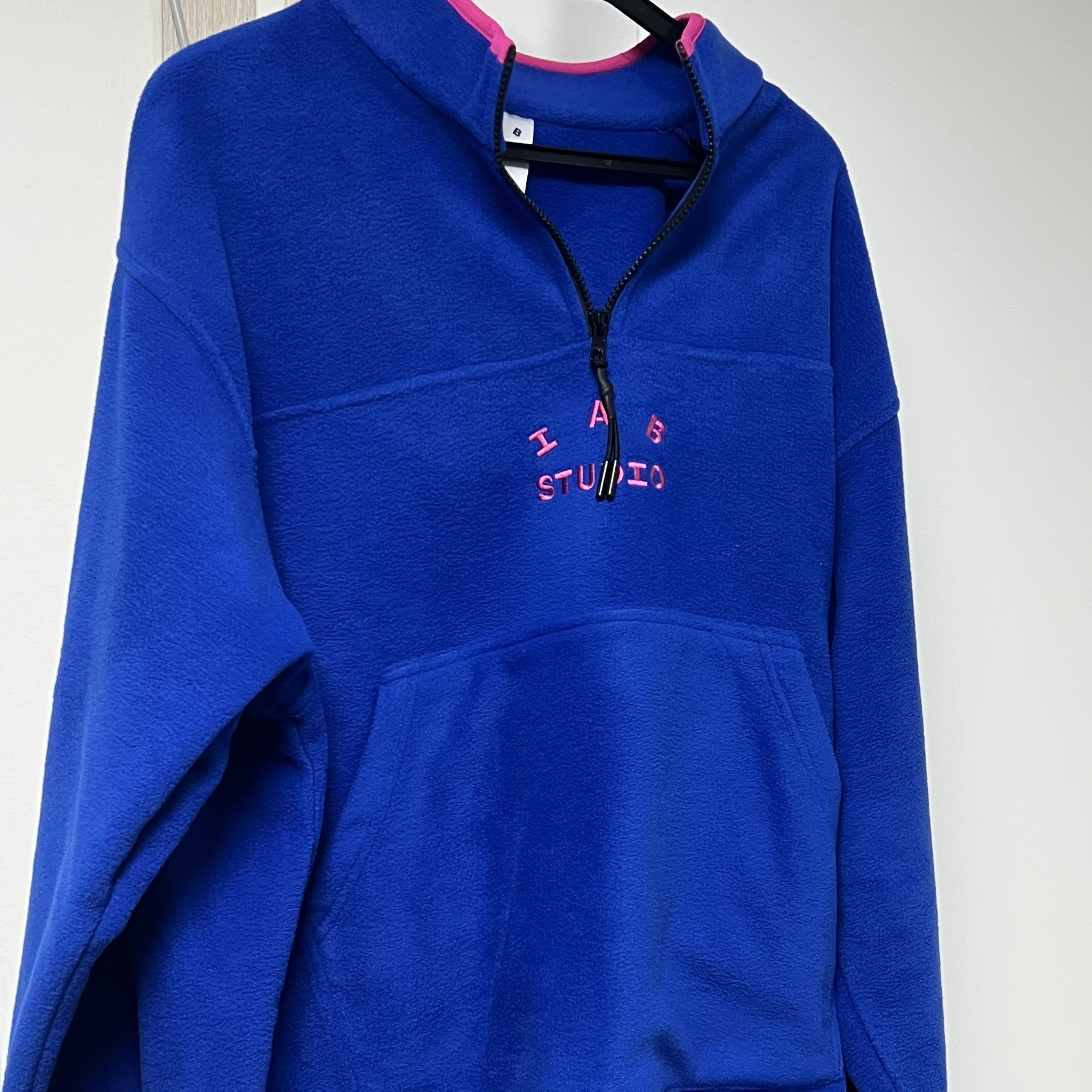 IAB Studio x Thor Fleece Blue Pink 착용 스타일