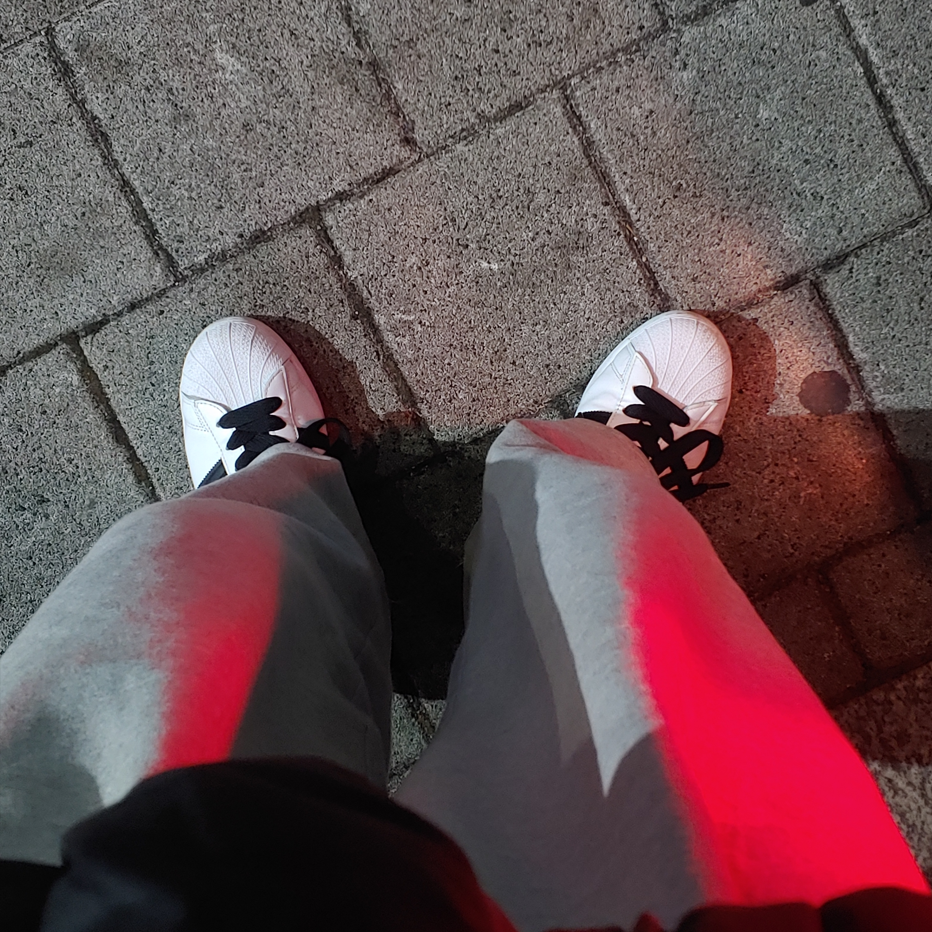 Adidas Superstar White Black 착용 스타일 - 2