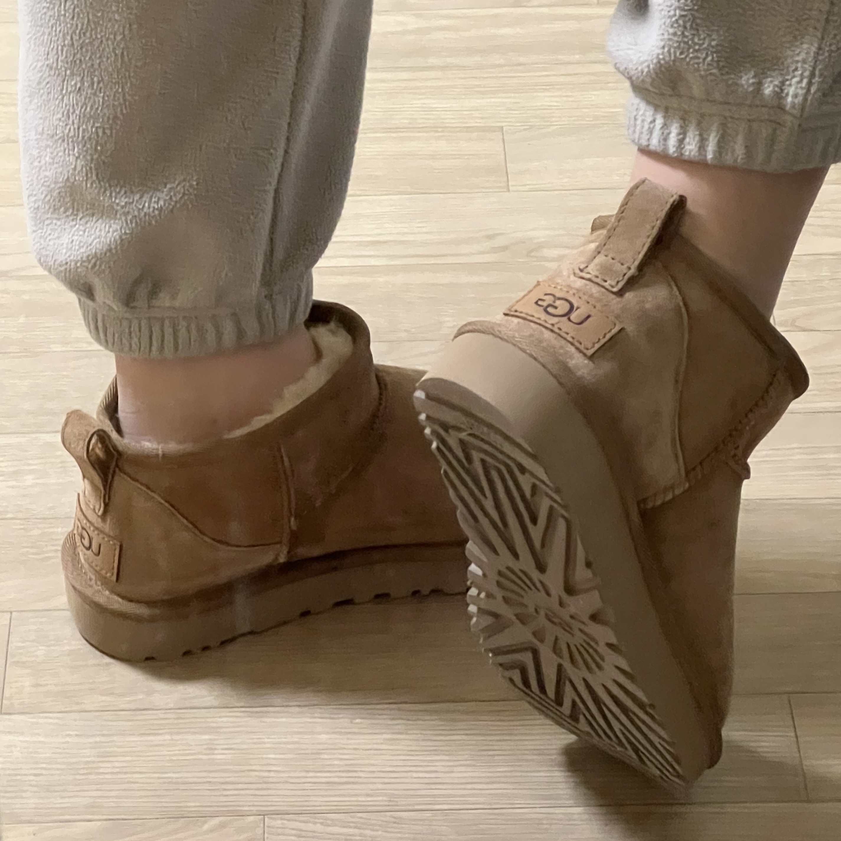 (W) UGG Classic Ultra Mini Boots Chestnut 착용 스타일 - 2