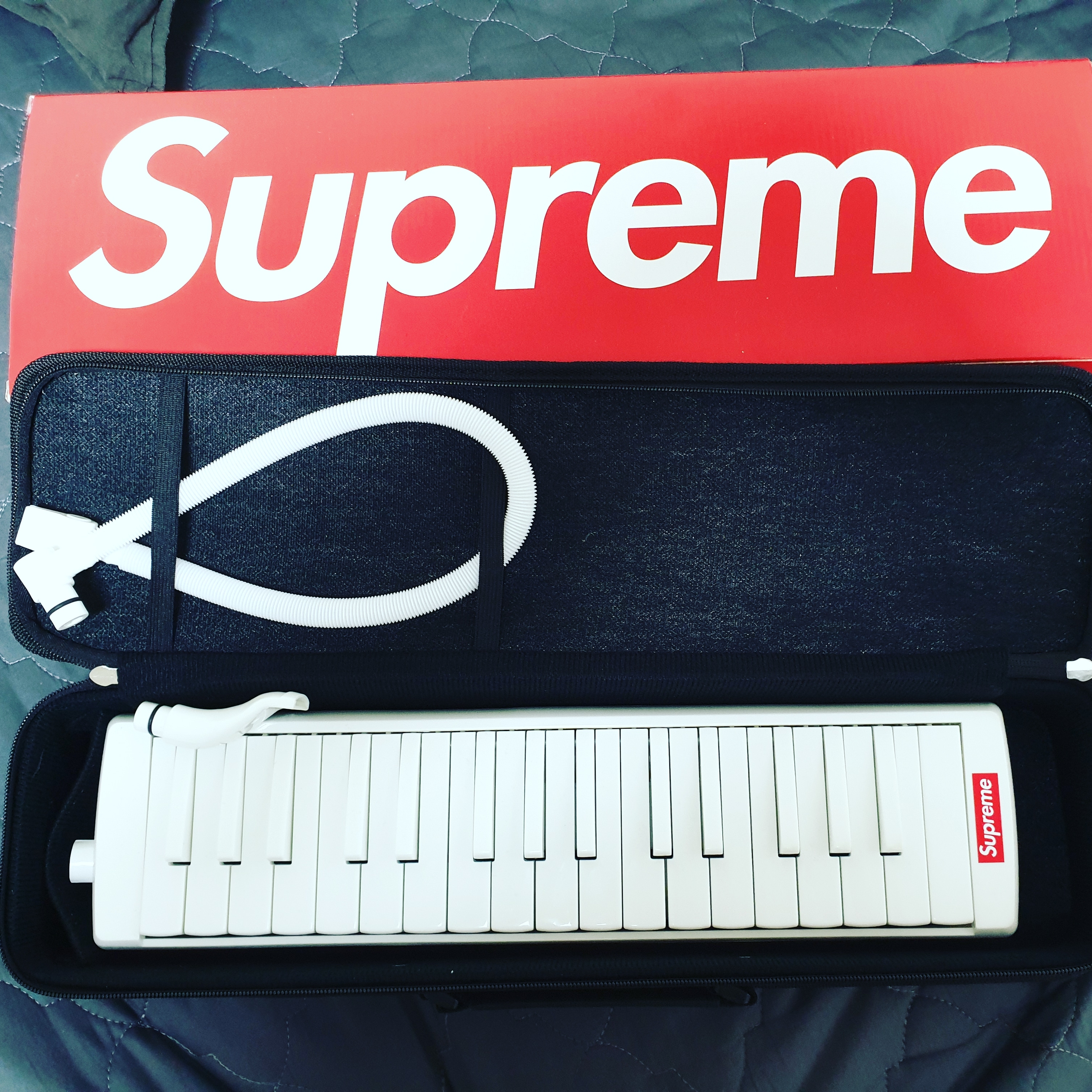 Supreme Hohner Melodica White - 18FW 착용 스타일