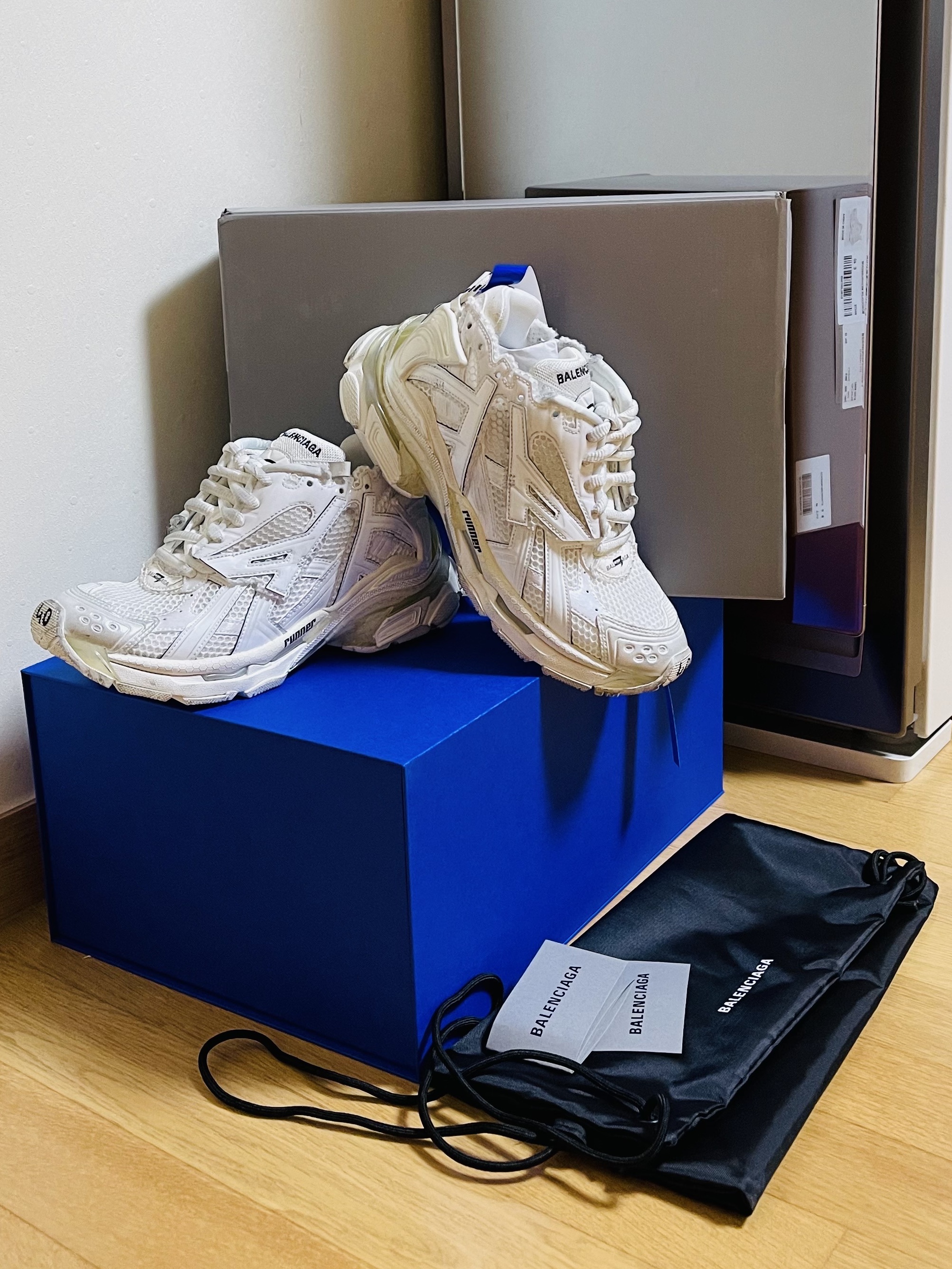 Balenciaga Runner Sneakers White 착용 스타일