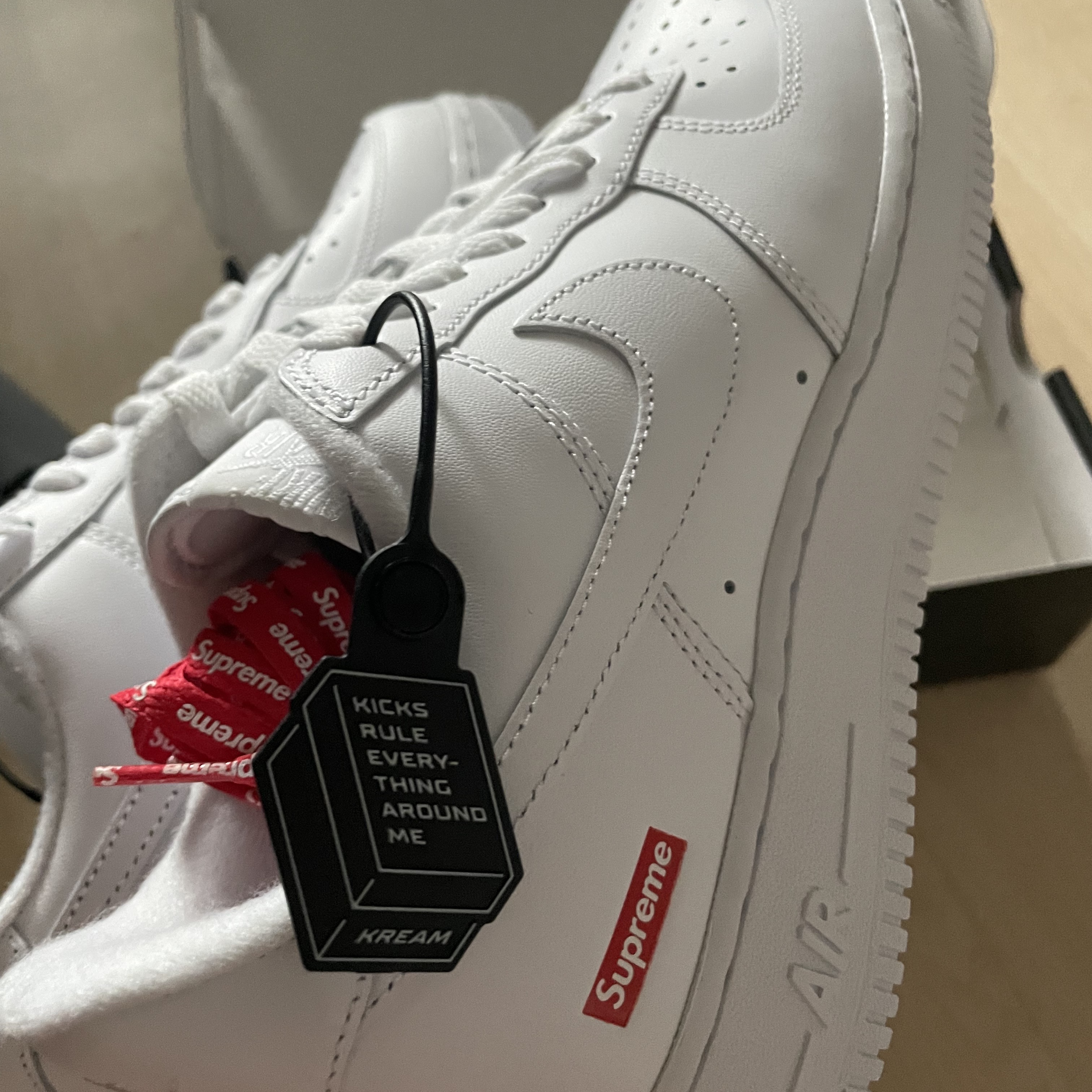 Nike x Supreme Air Force 1 Low White 착용 스타일