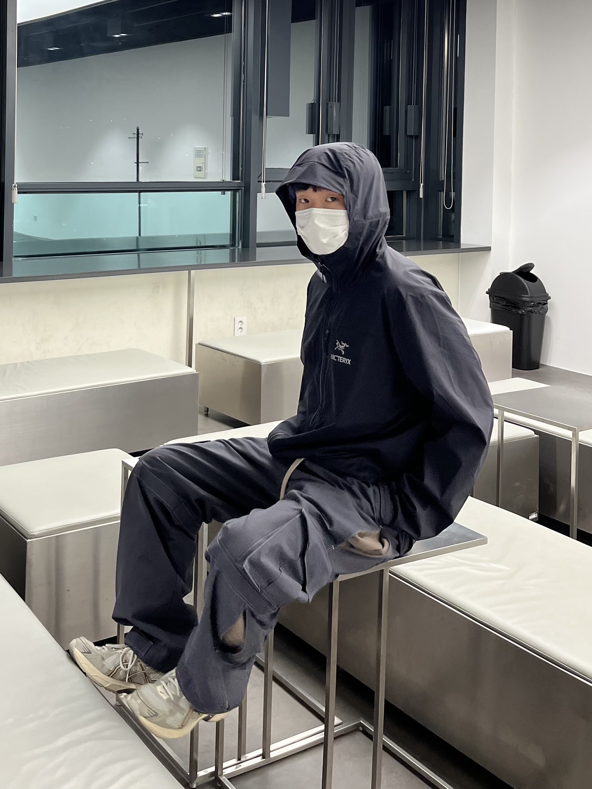 Arc'teryx Atom LT Hoody Black, Asics x I4P Gel-1130 Glacier Grey Mink 착용 스타일