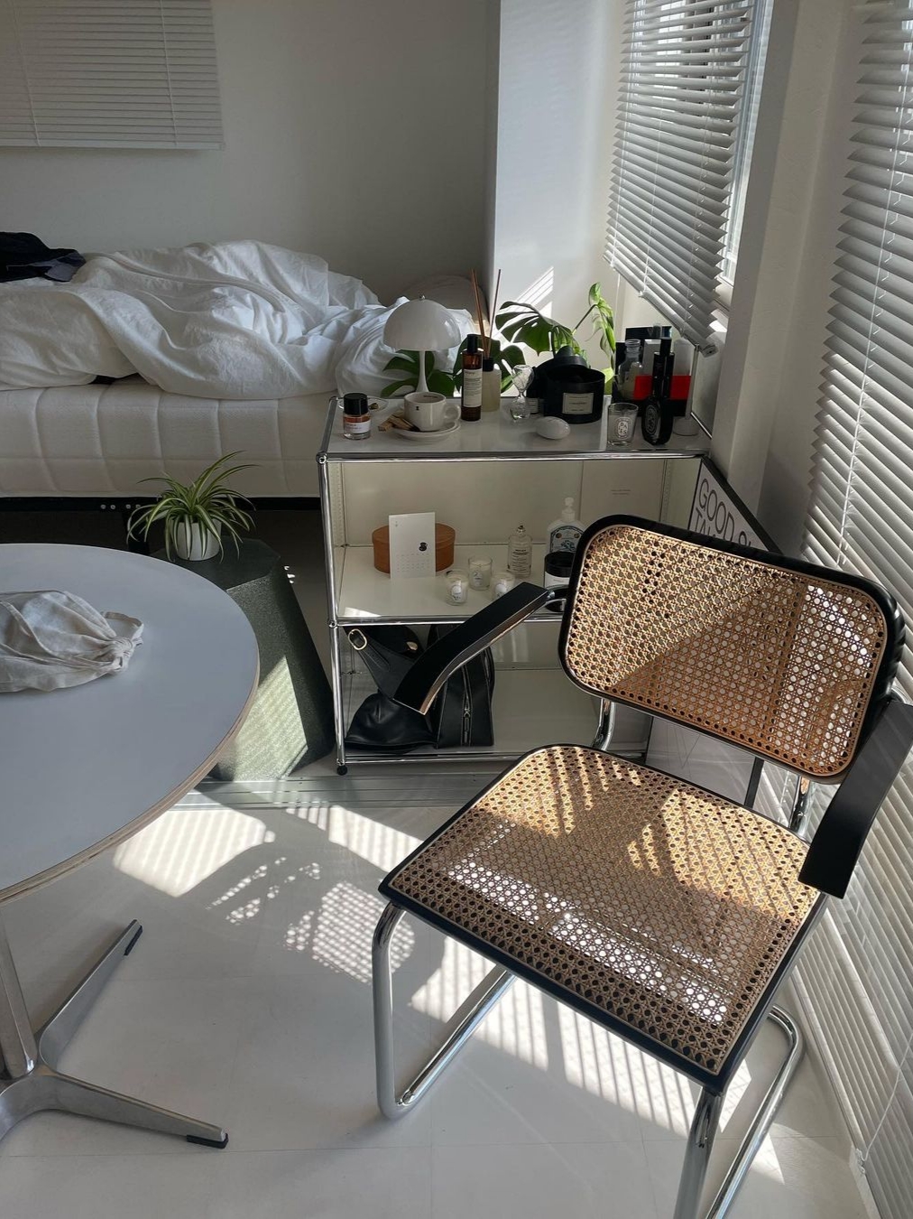 Knoll Cesca Chair Satin Black 착용 스타일 - 1