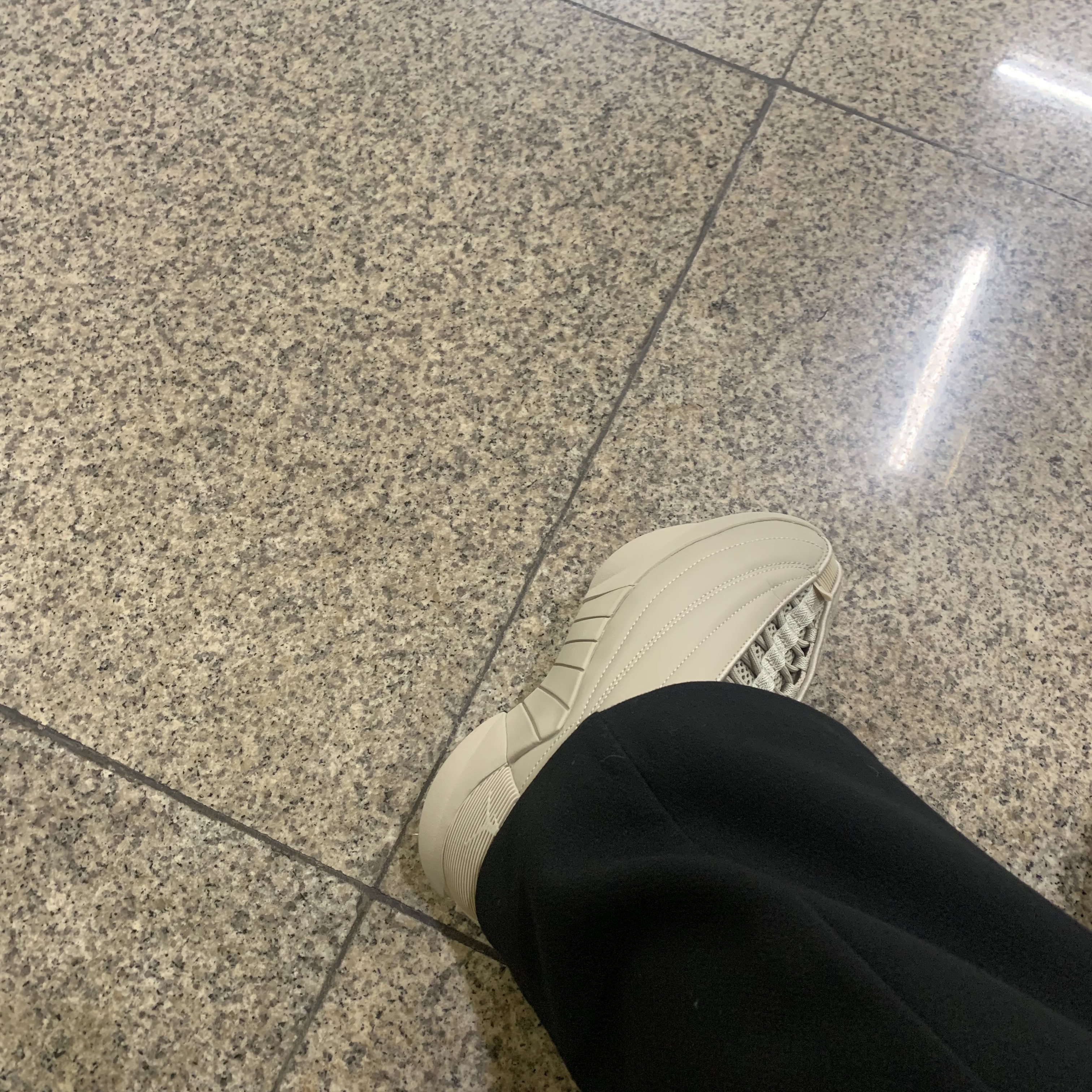 (W) Jordan 15 x Billie Eilish Retro SP Beige 착용 스타일 - 2