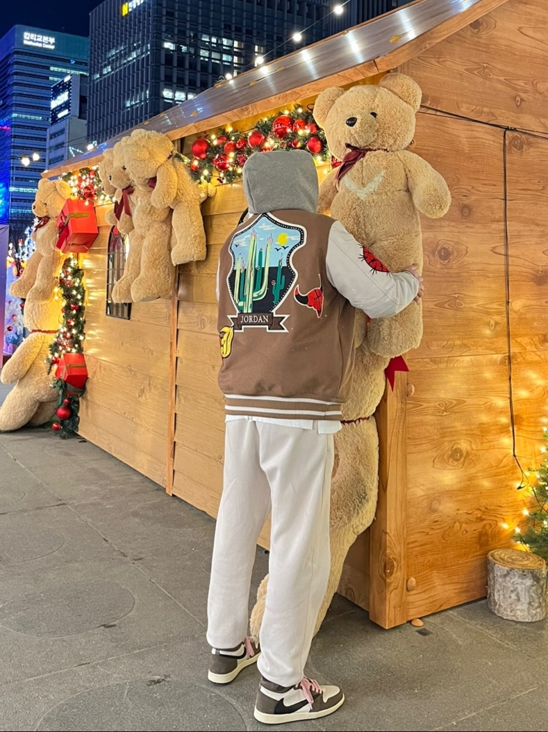 Jordan x Travis Scott Varsity Jacket Antique Brown - US/EU, Jordan 1 x Travis Scott Retro High OG SP Mocha 착용 스타일 - 1