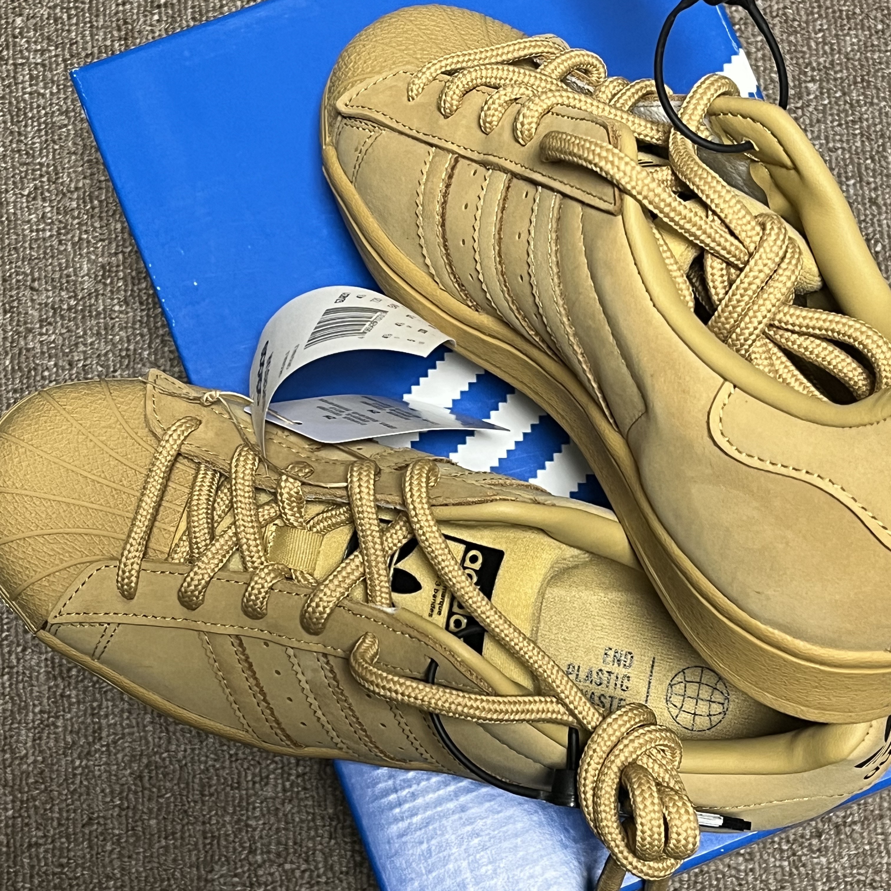 Adidas Superstar Golden Beige 착용 스타일