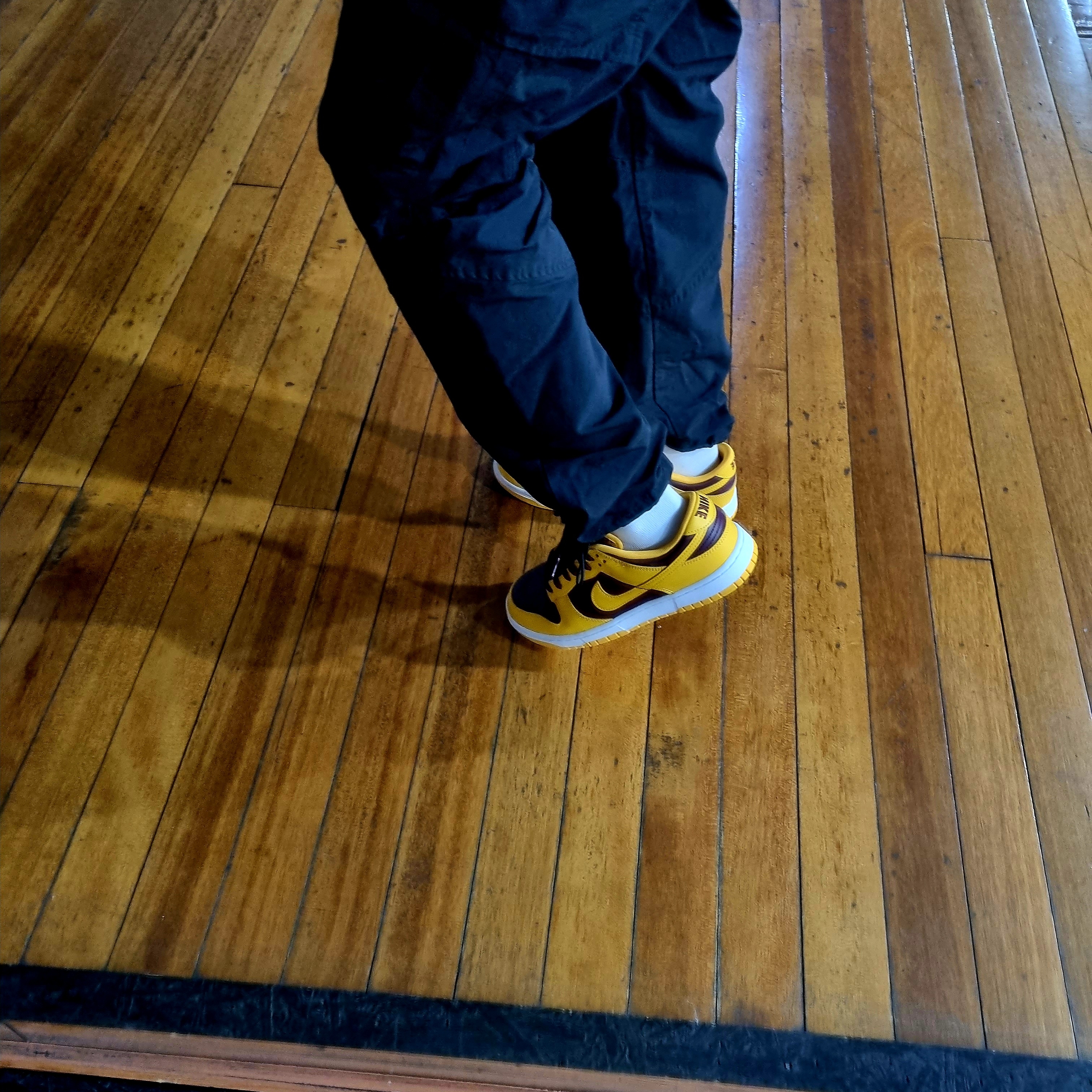 Nike Dunk Low Retro University Gold and Deep Maroon 착용 스타일 - 3