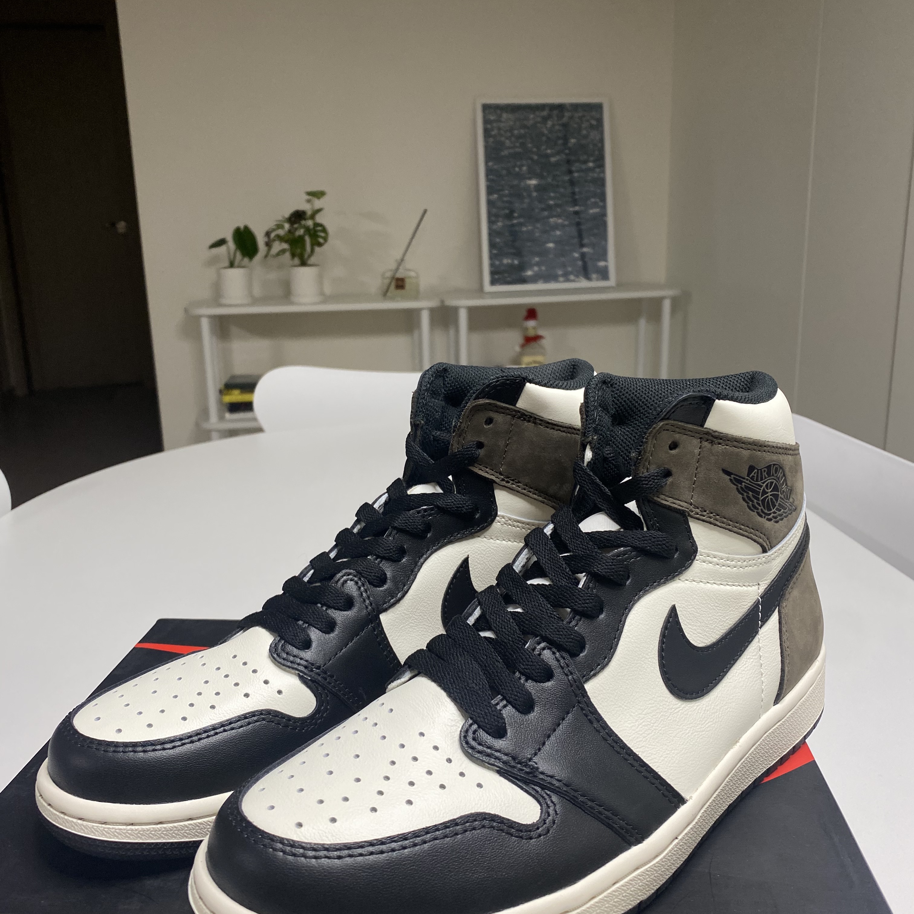 Jordan 1 Retro High OG Black Mocha 착용 스타일