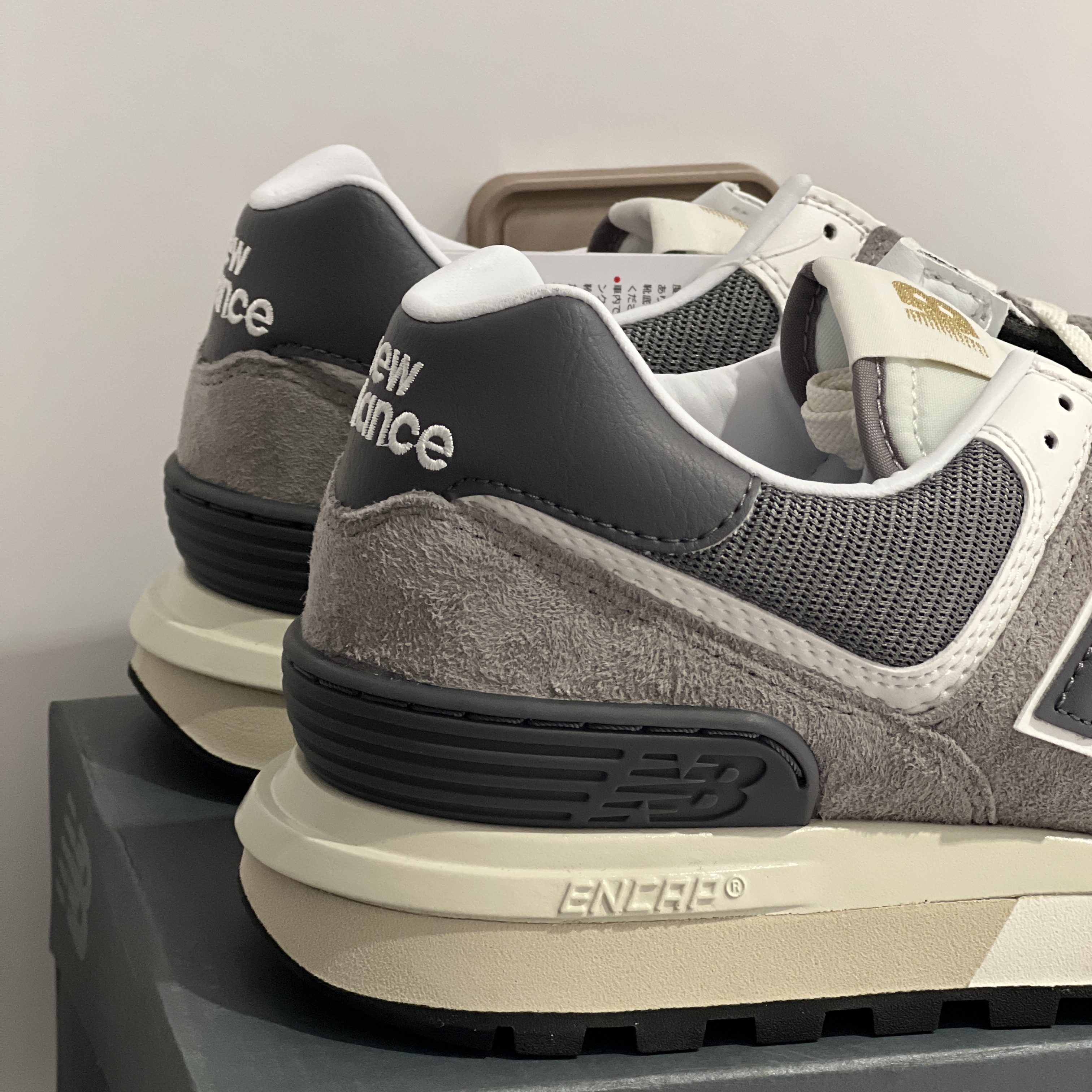 New Balance 574 Legacy Grey, New Balance 574 Heritage Orange Burst White 착용 스타일 - 2