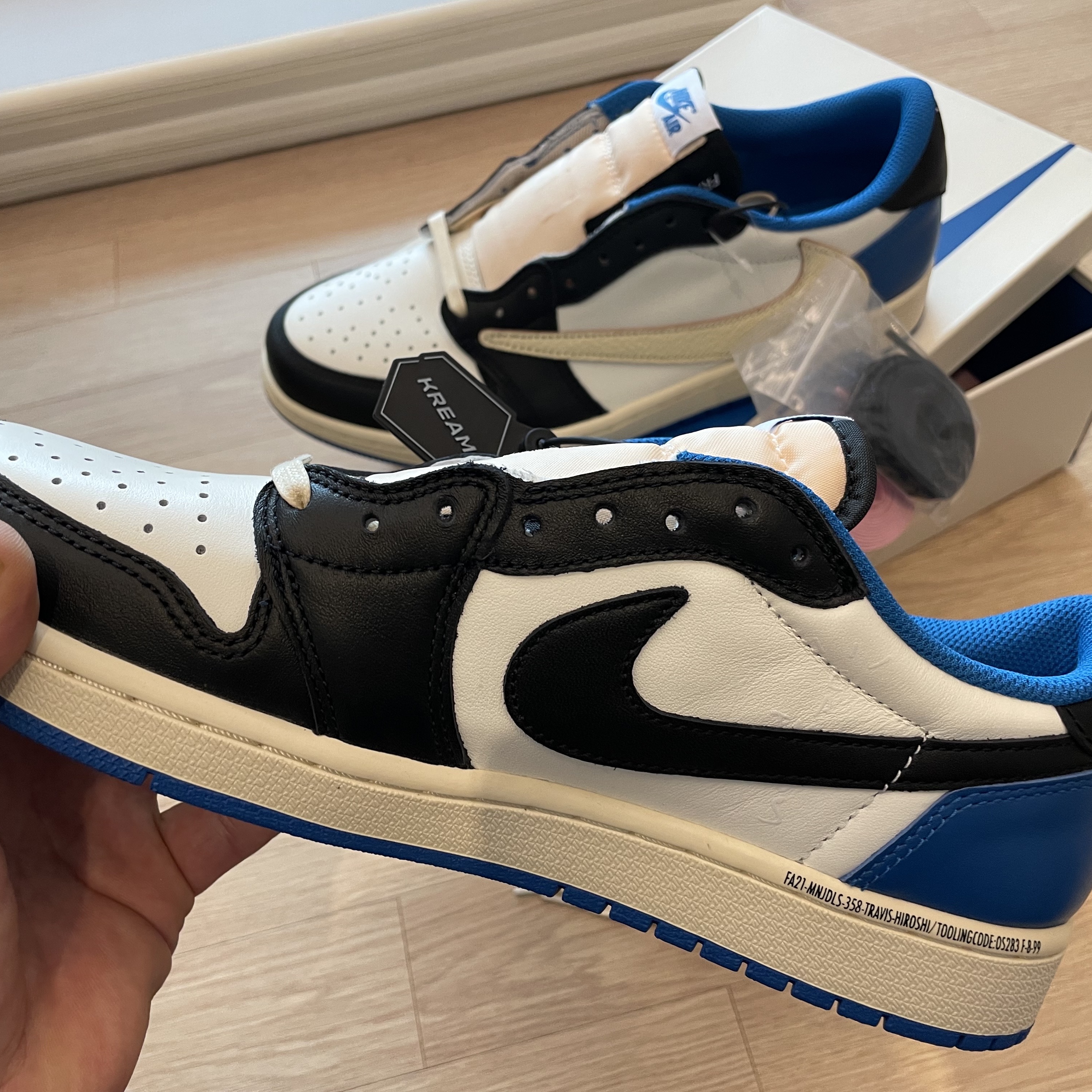 Jordan 1 x Travis Scott x Fragment Retro Low OG SP Military Blue 착용 스타일 - 1