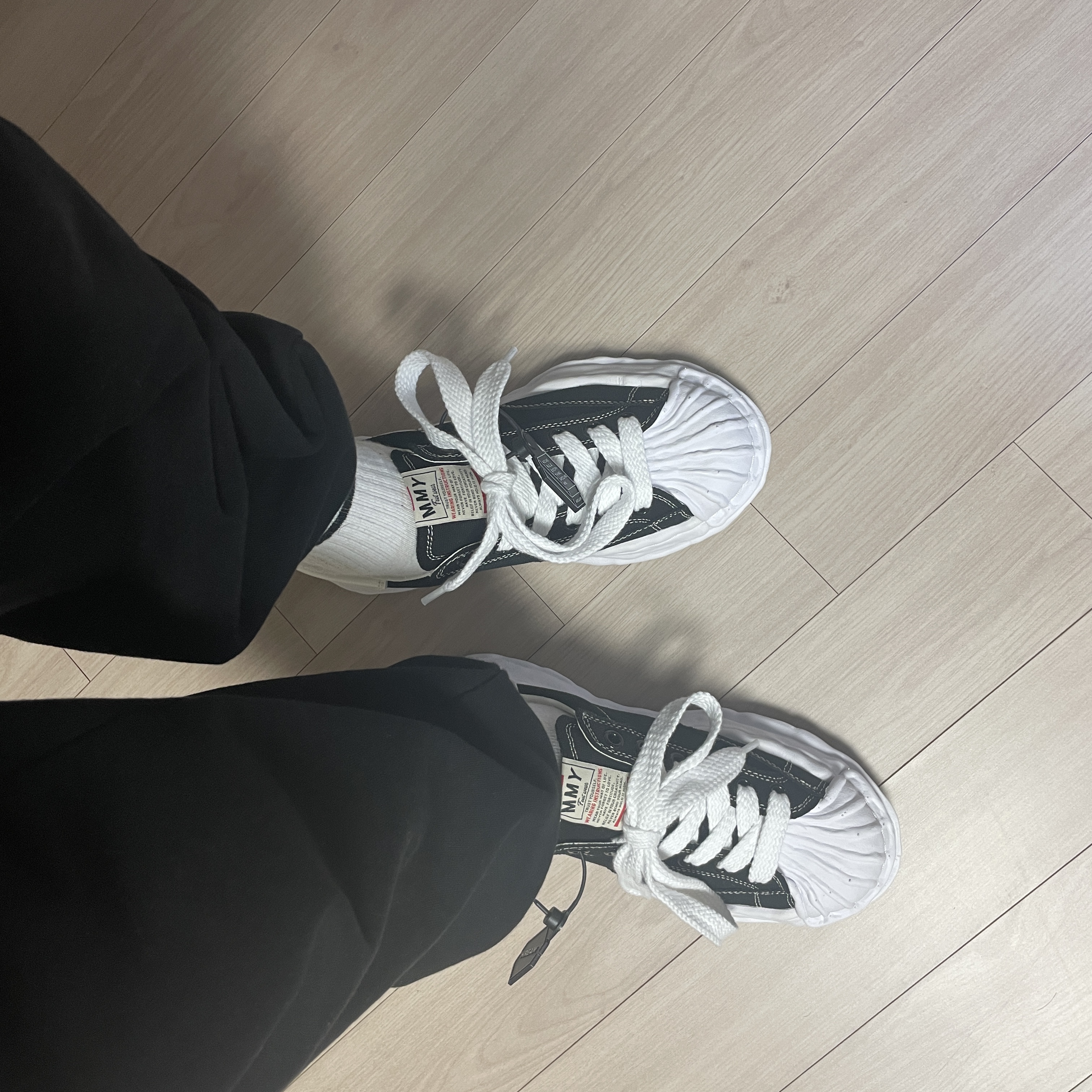 Maison Mihara Yasuhiro Blakey OG Sole Canvas Low-top Sneakers Black White 착용 스타일