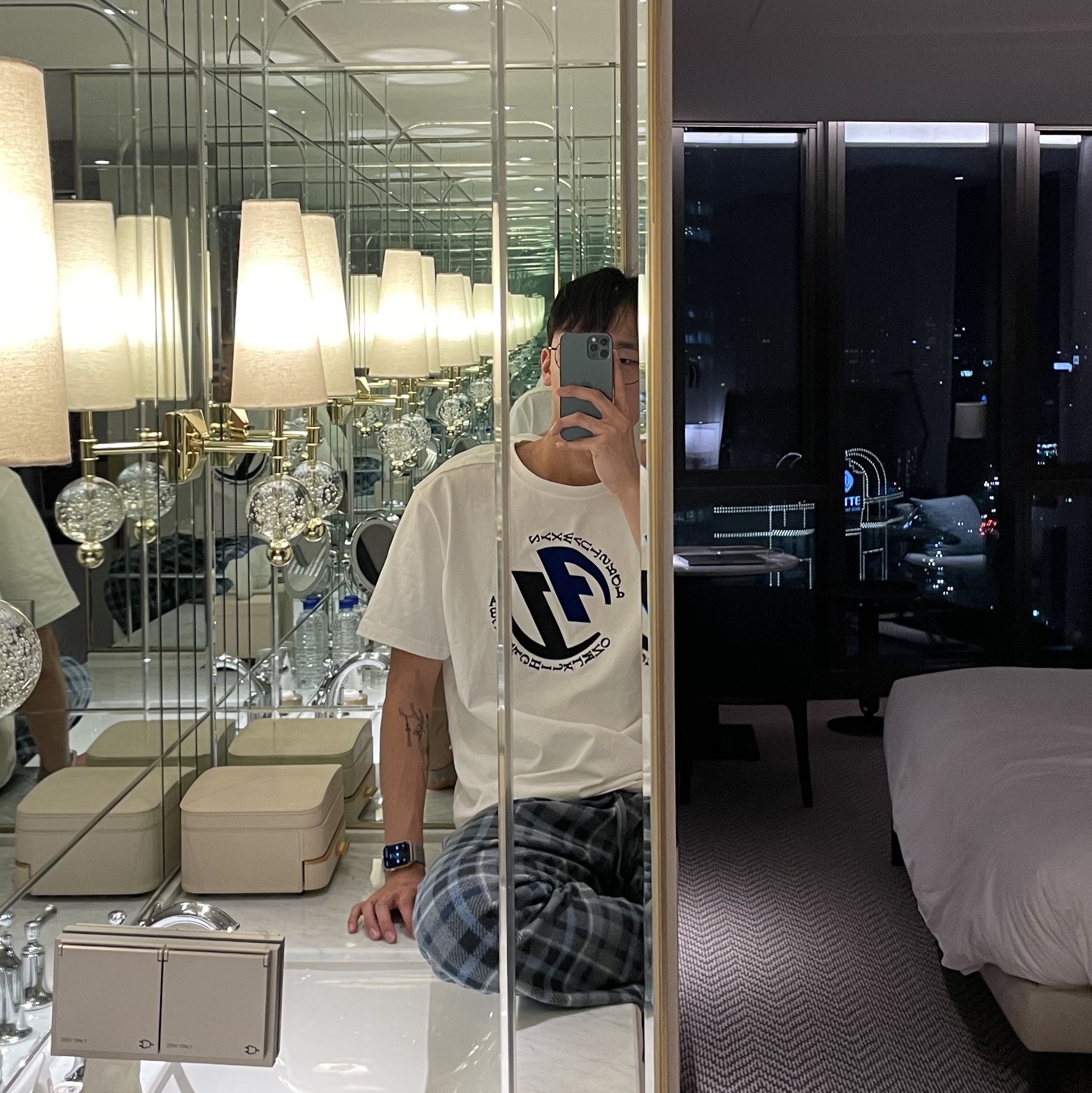 Zara x Ader Error Graphic T-Shirt White, Apple Watch Series 8 41mm GPS Silver Aluminium Case with Sport Band White (Korean Ver.) 착용 스타일