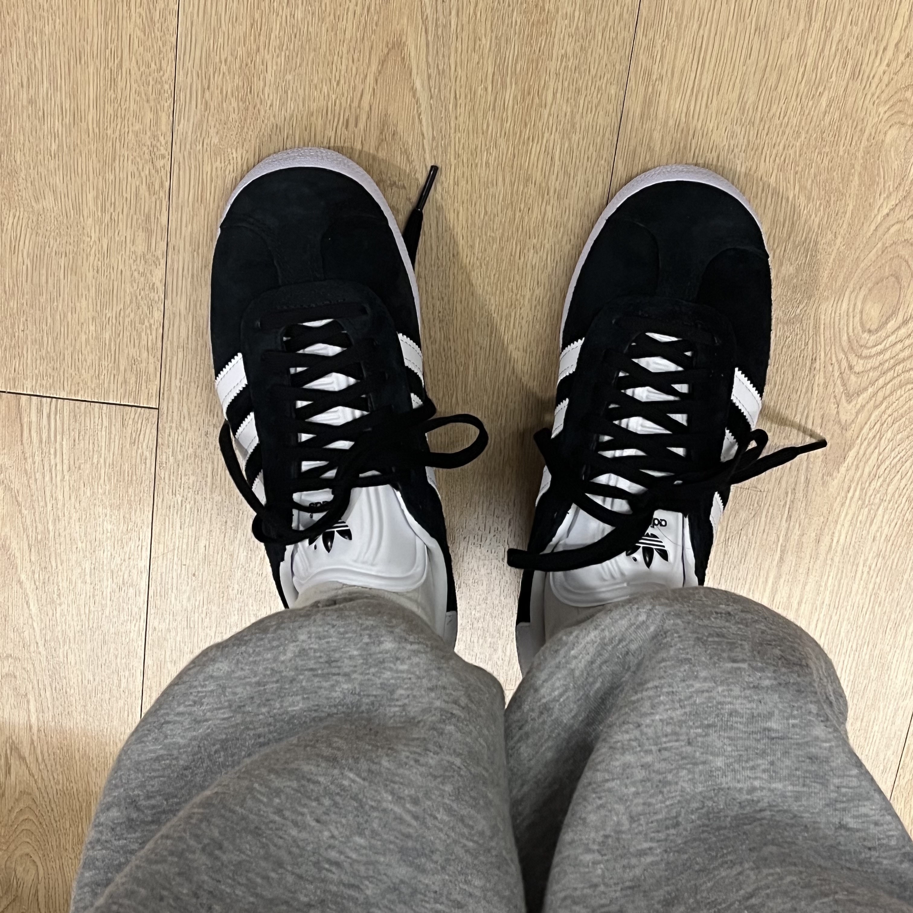 Adidas Gazelle Core Black White 착용 스타일 - 2