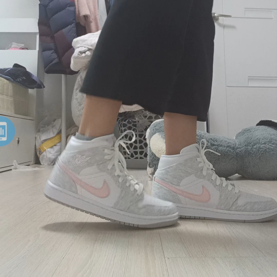 (W) Jordan 1 Mid SE Light Iron Ore 착용 스타일