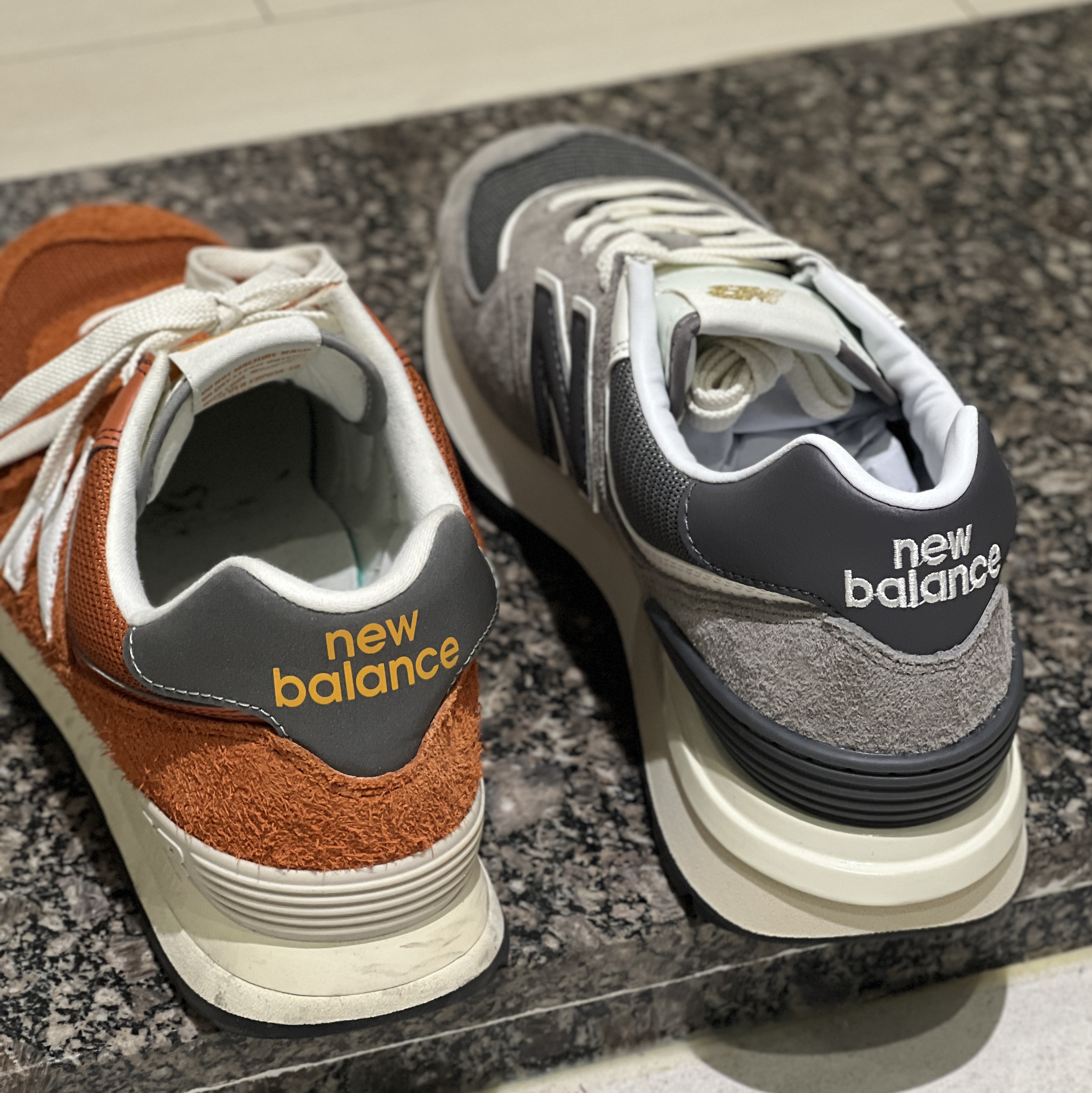 New Balance 574 Legacy Grey, New Balance 574 Heritage Orange Burst White 착용 스타일 - 4
