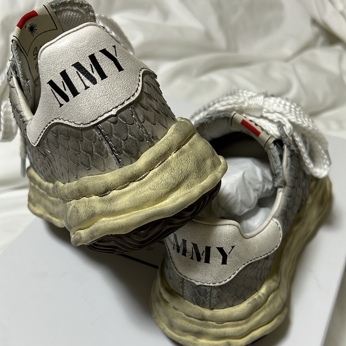 Maison Mihara Yasuhiro Blakey OG Sole Distressed Leather Low-top Sneakers White 착용 스타일 - 5