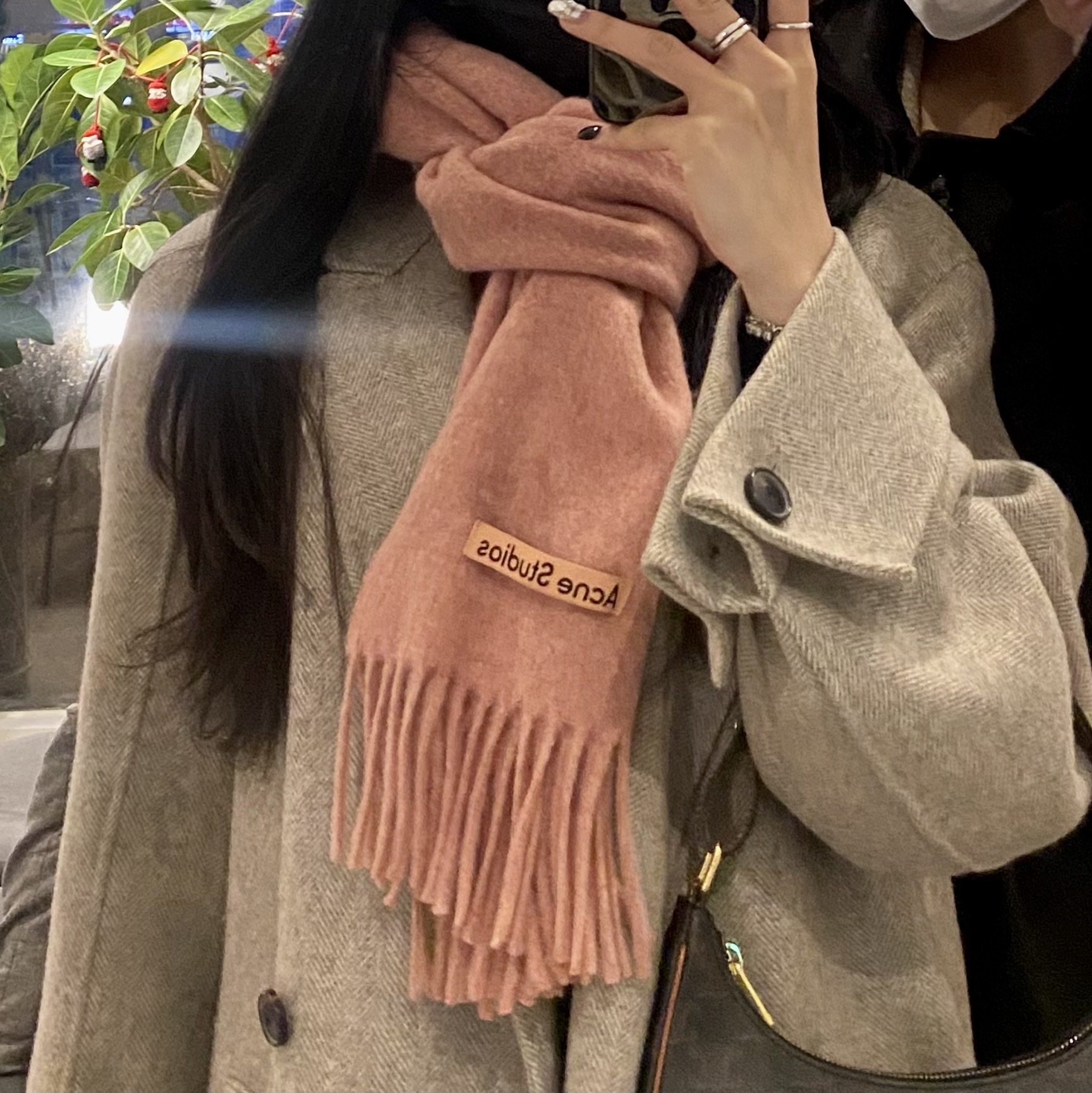 Acne Studios Narrow Wool Fringe Muffler Rose Melange 착용 스타일
