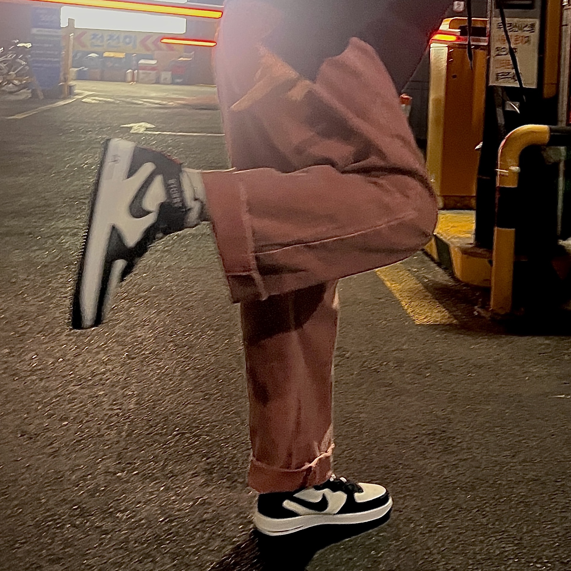 Nike x Stussy Air Force 1 '07 Mid SP Black and Light Bone 착용 스타일 - 1