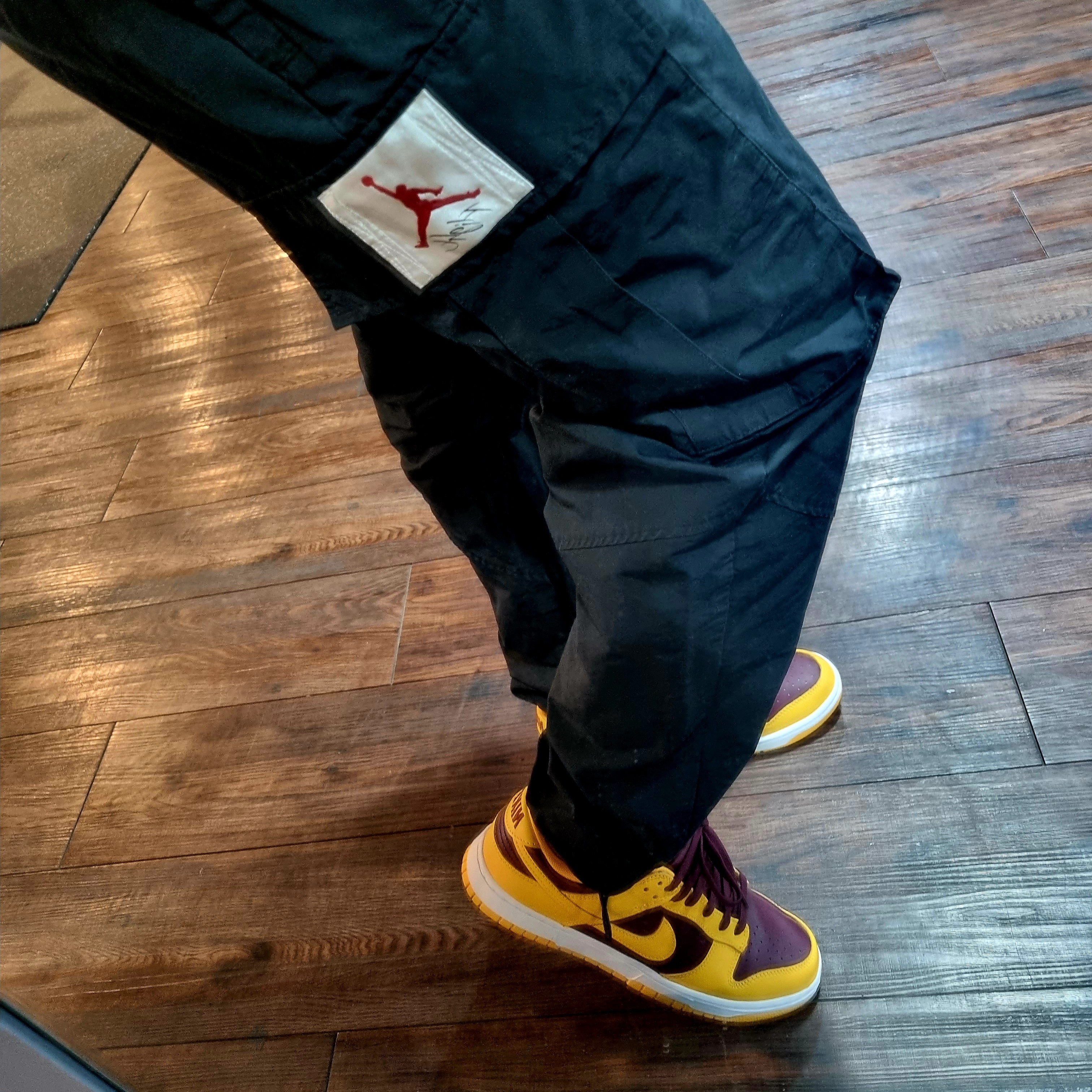 Nike Dunk Low Retro University Gold and Deep Maroon 착용 스타일 - 2