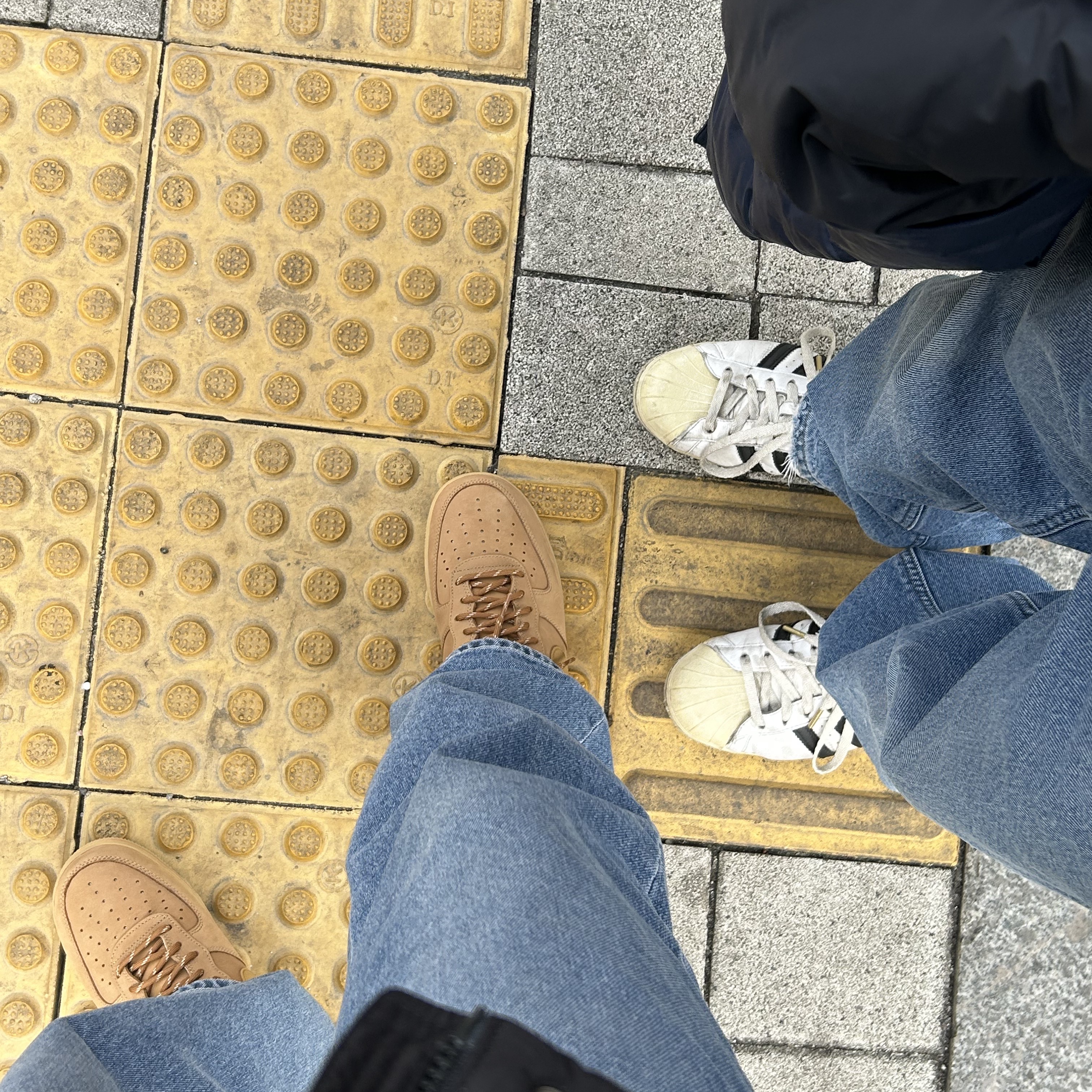 Nike Air Force 1 '07 WB Flax, Adidas Superstar Premium White Black 착용 스타일