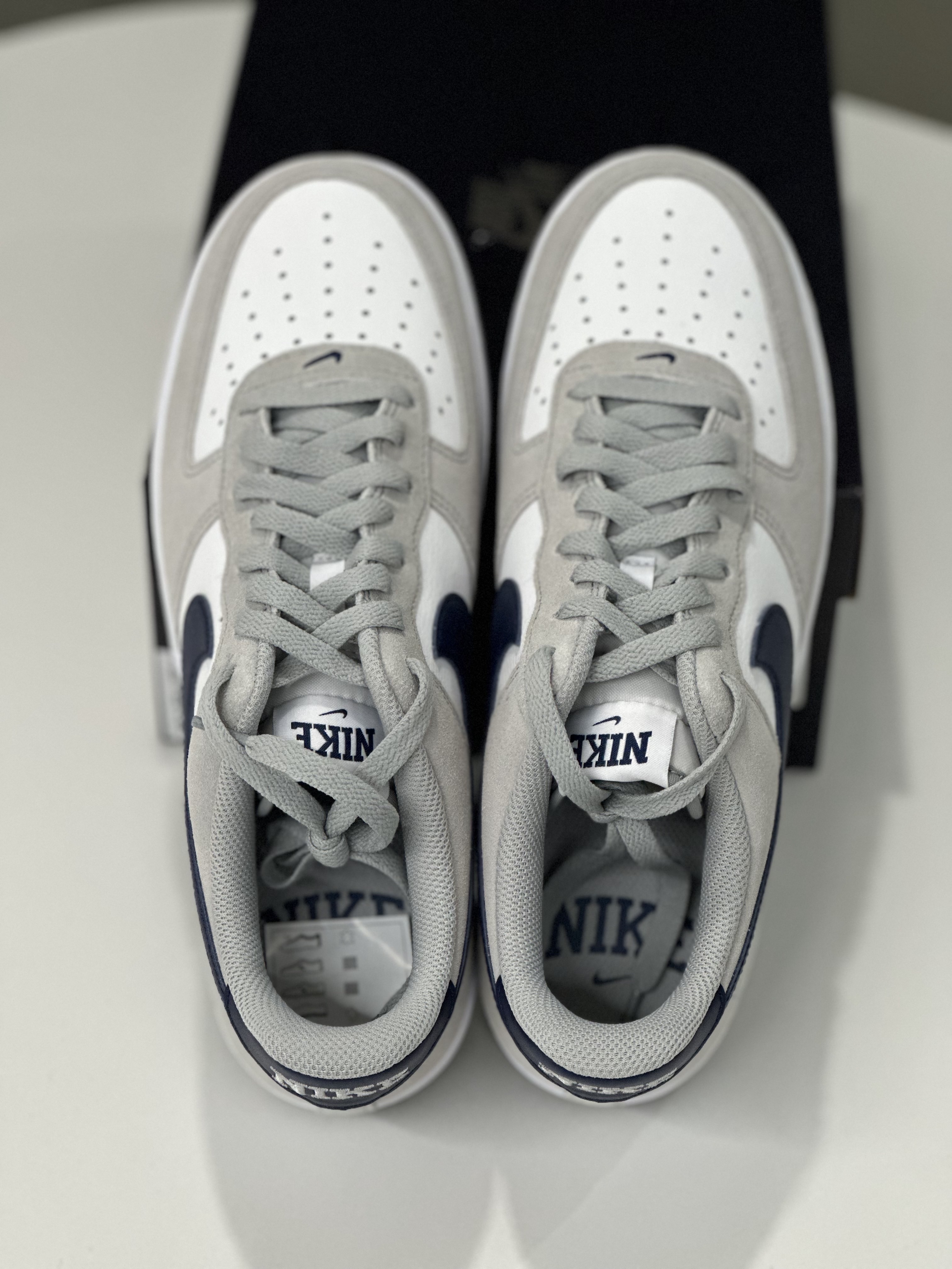 Nike Air Force 1 '07 Light Smoke Grey Midnight Navy 착용 스타일